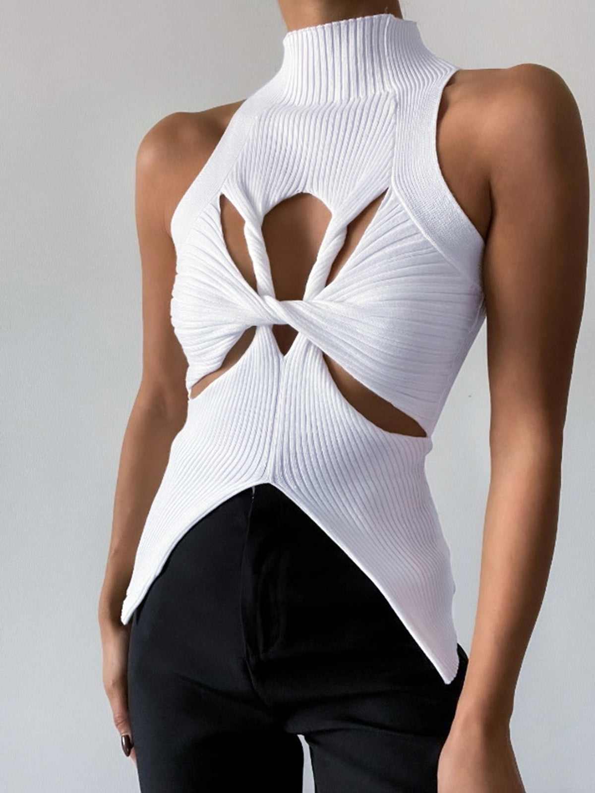 Anya | Geripptes Mockneck-Top mit Cutout