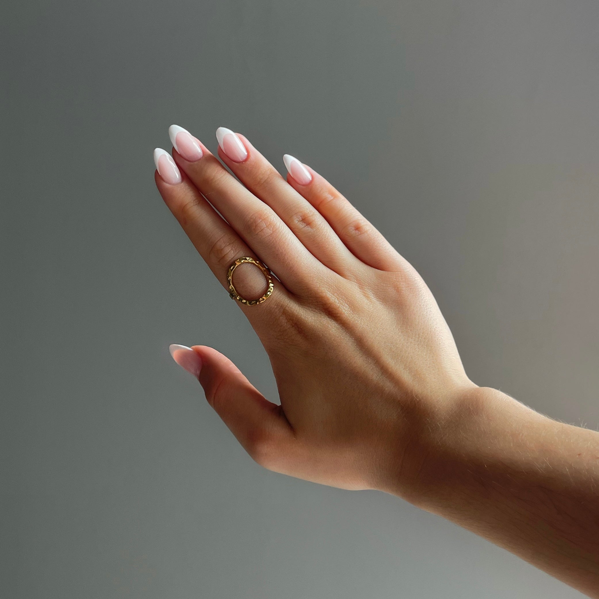 Verstellbarer Goldener Ovalring – Modernes Design mit besonderer Struktur