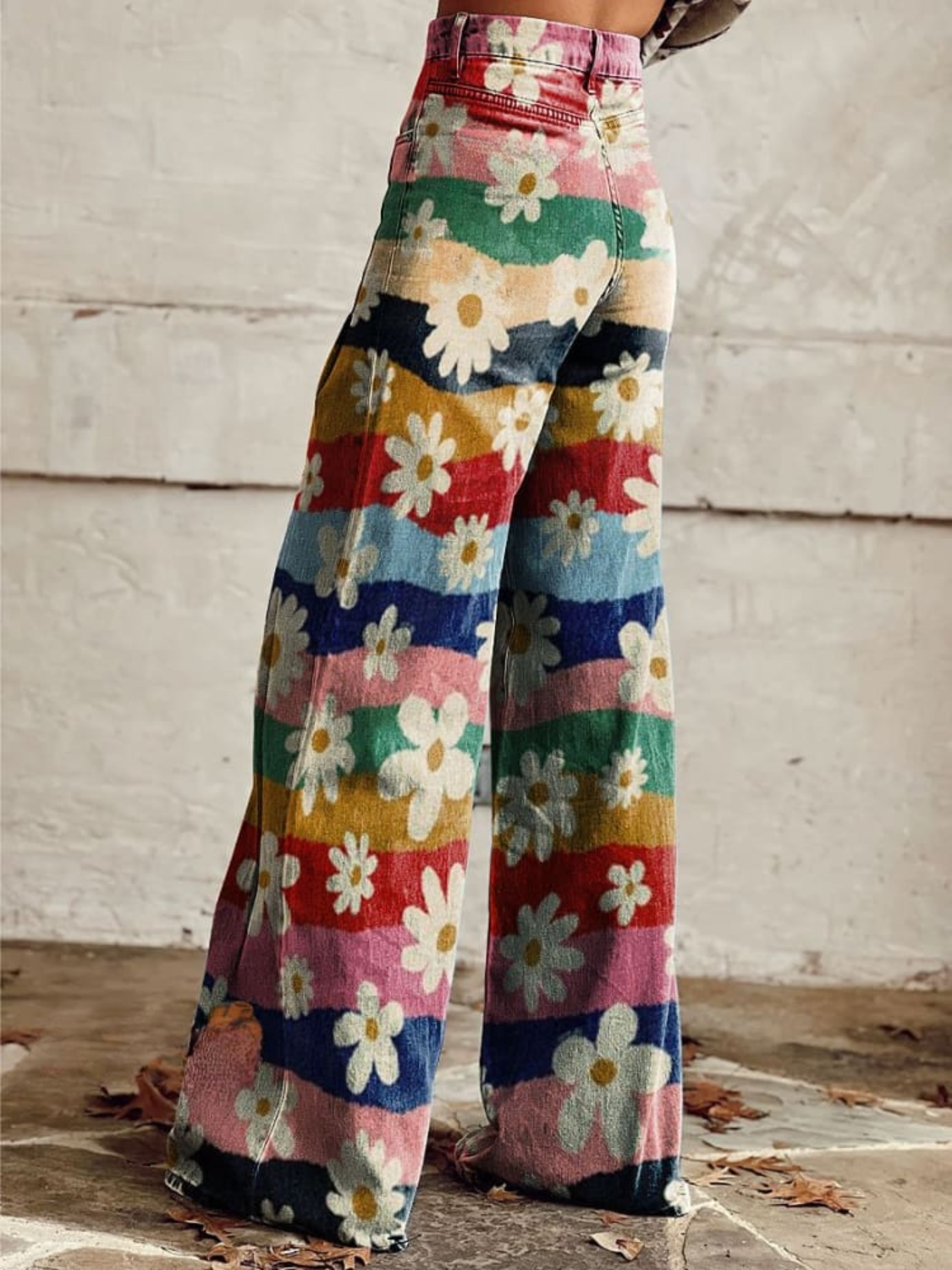 Weit geschnittene Jeans | High Waist | Wellenprint mit Gänseblümchen