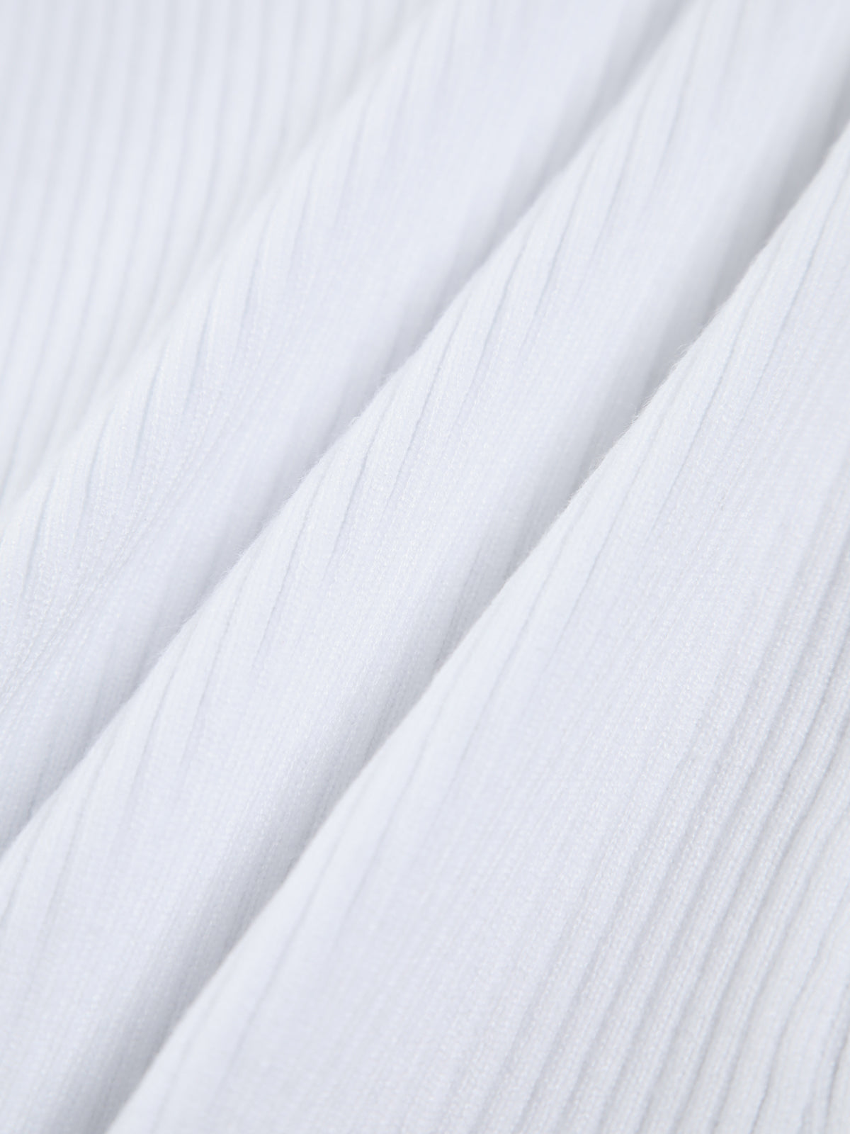 Anya | Geripptes Mockneck-Top mit Cutout
