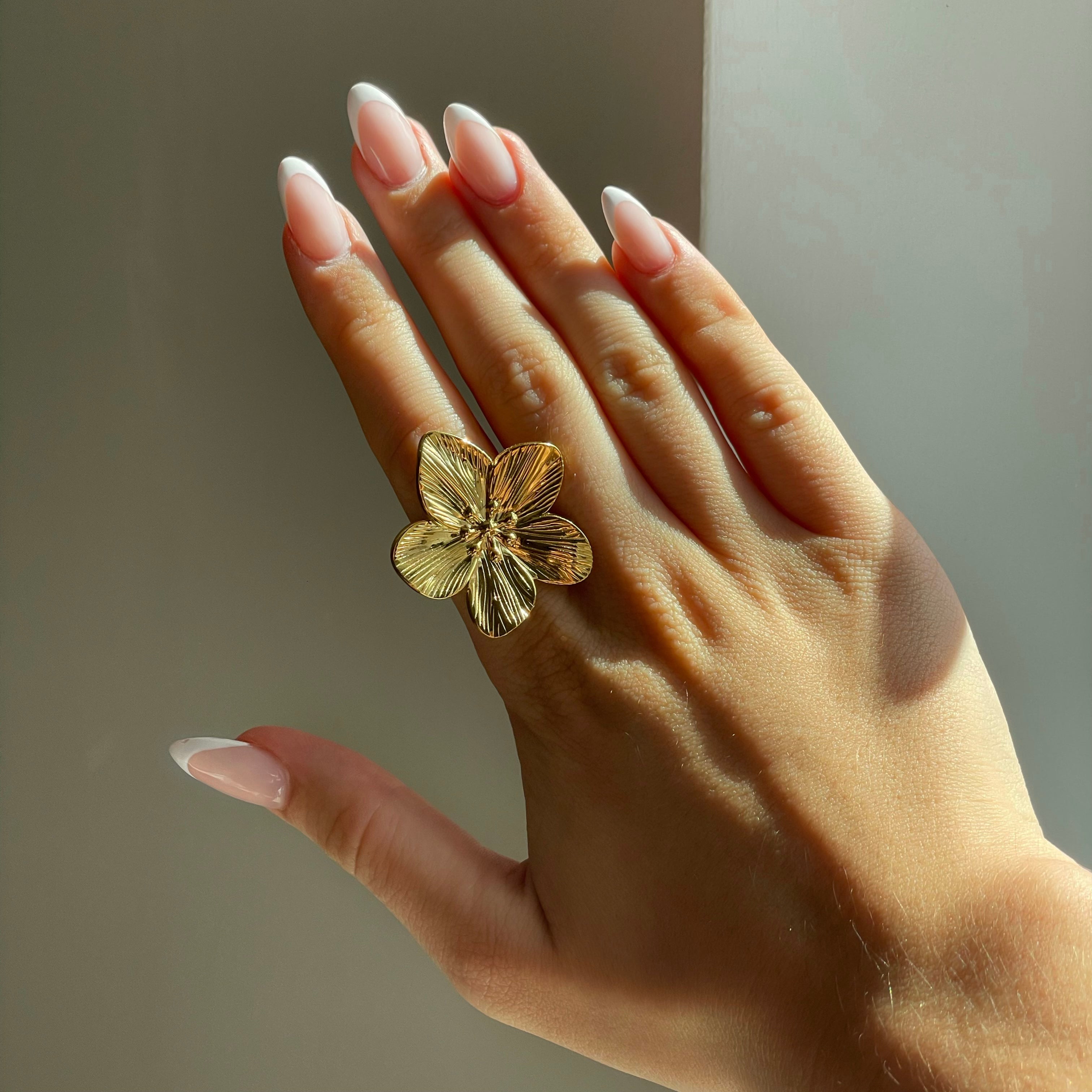 Goldener Blumenring – Ein elegantes Accessoire mit natürlicher Note