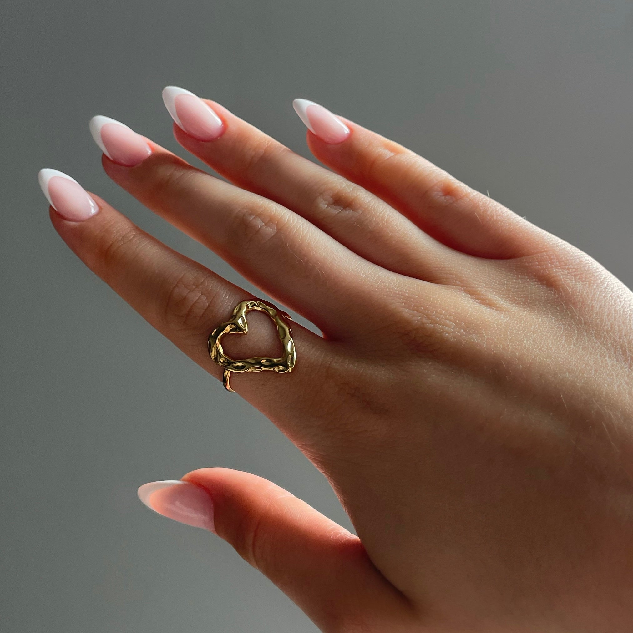 Goldener verstellbarer Herzring – Ein stilvolles Symbol der Liebe