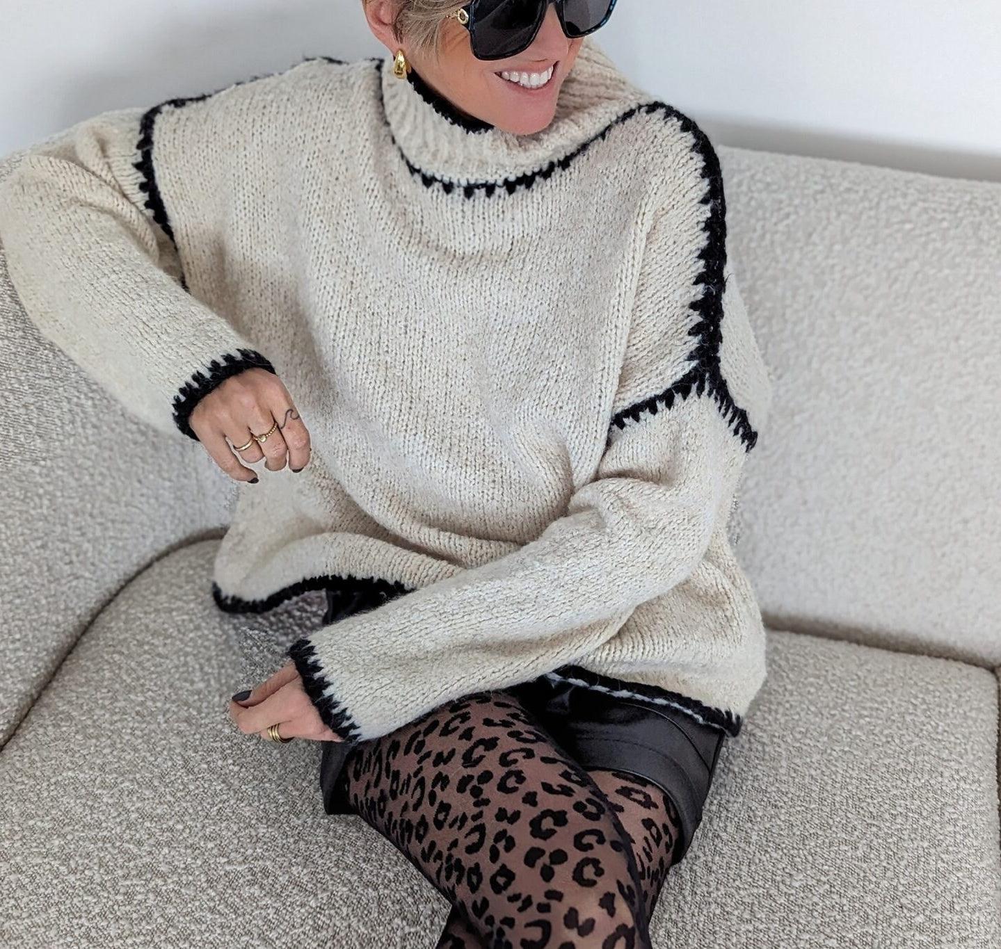 Weicher khakifarbener Langarmpullover mit hohem Halsausschnitt