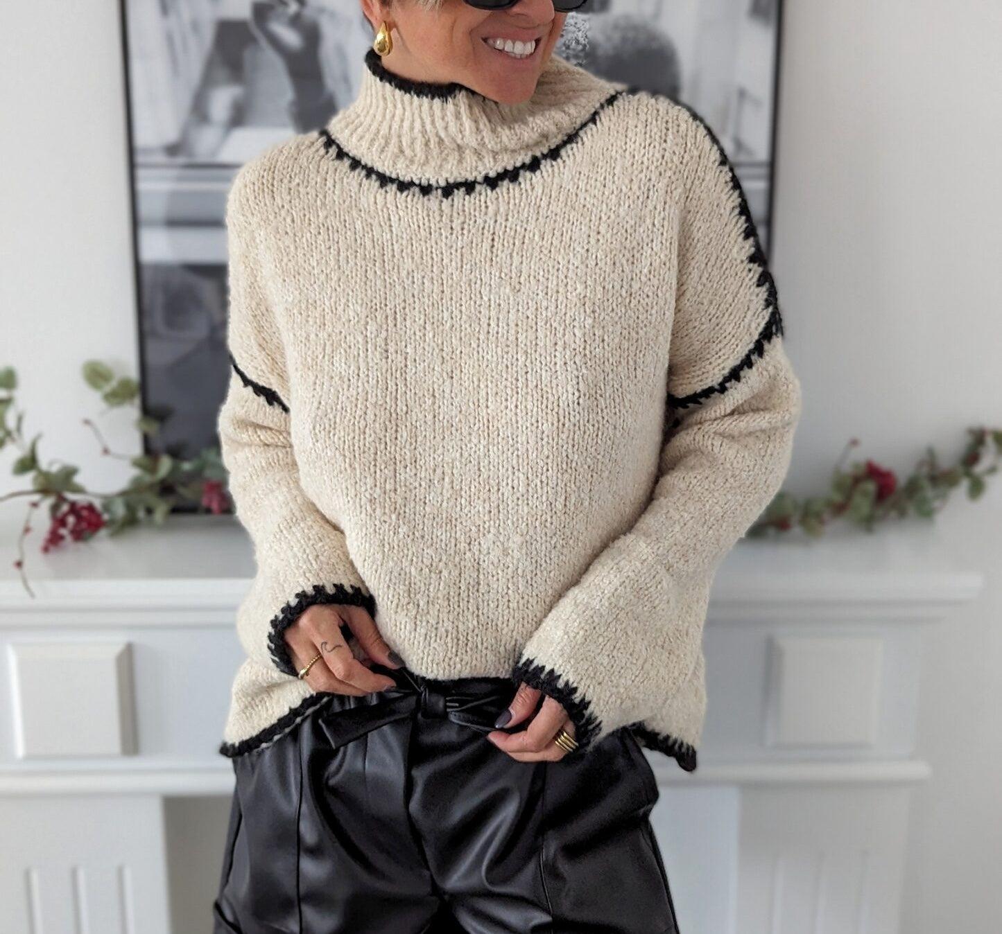 Weicher khakifarbener Langarmpullover mit hohem Halsausschnitt