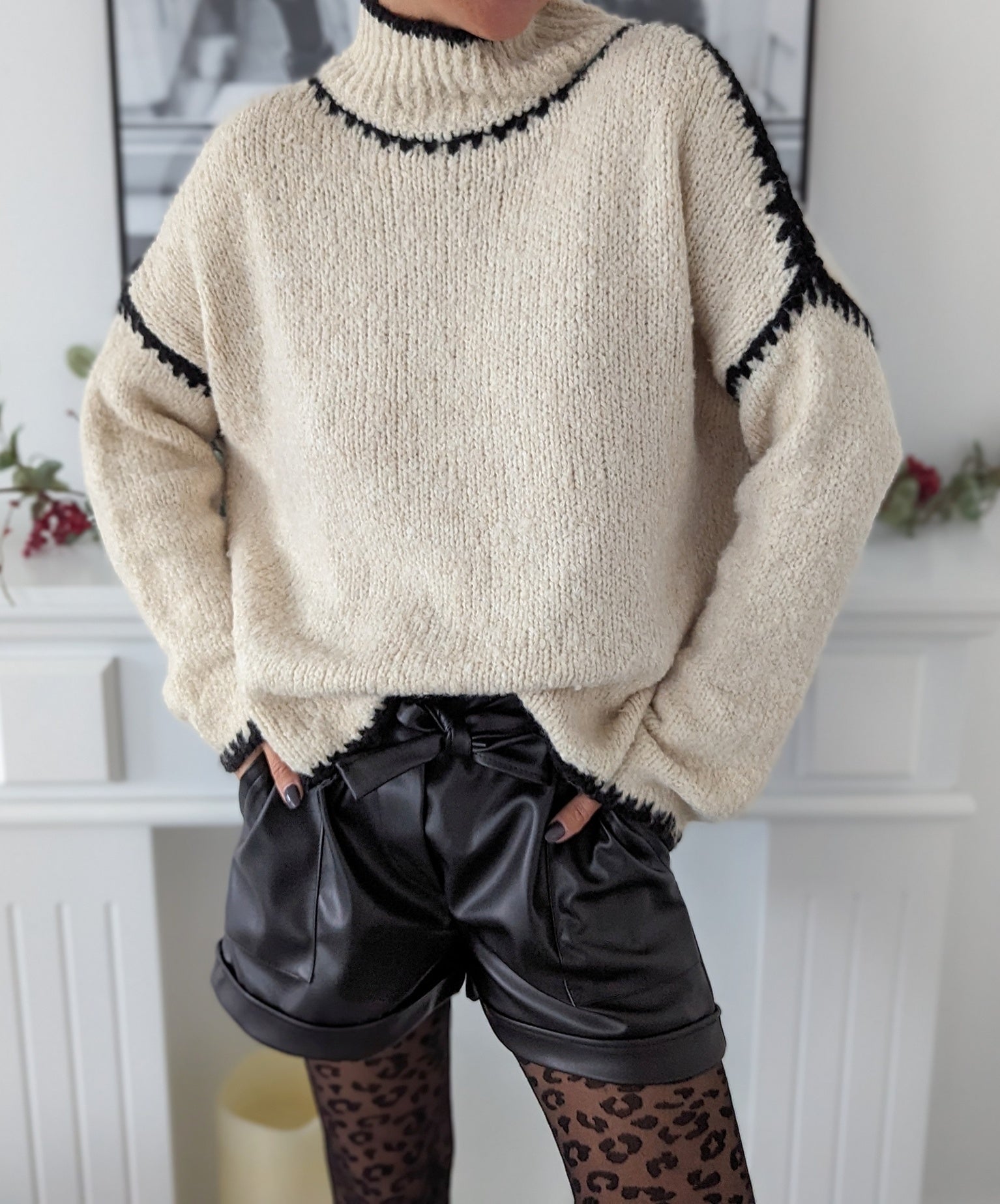 Weicher khakifarbener Langarmpullover mit hohem Halsausschnitt