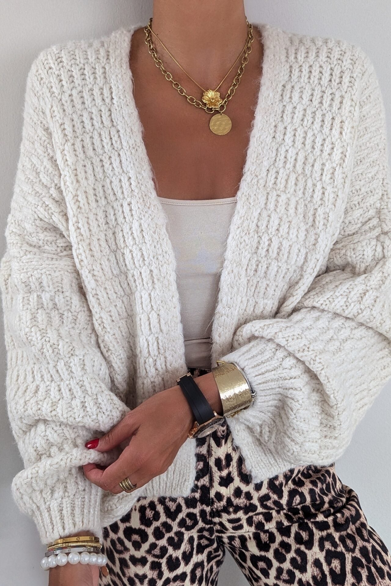 Weiße einfarbige kragenlose Strickjacke