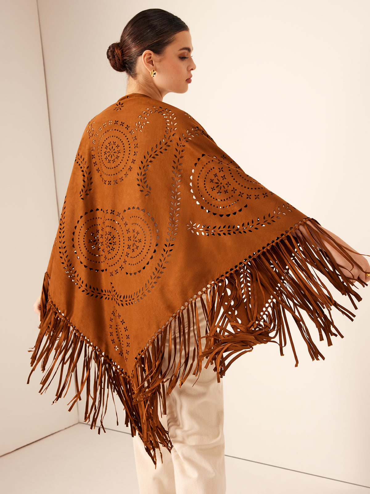 Belinda | Boho-Schal mit Quasten und Hohlloch-Design