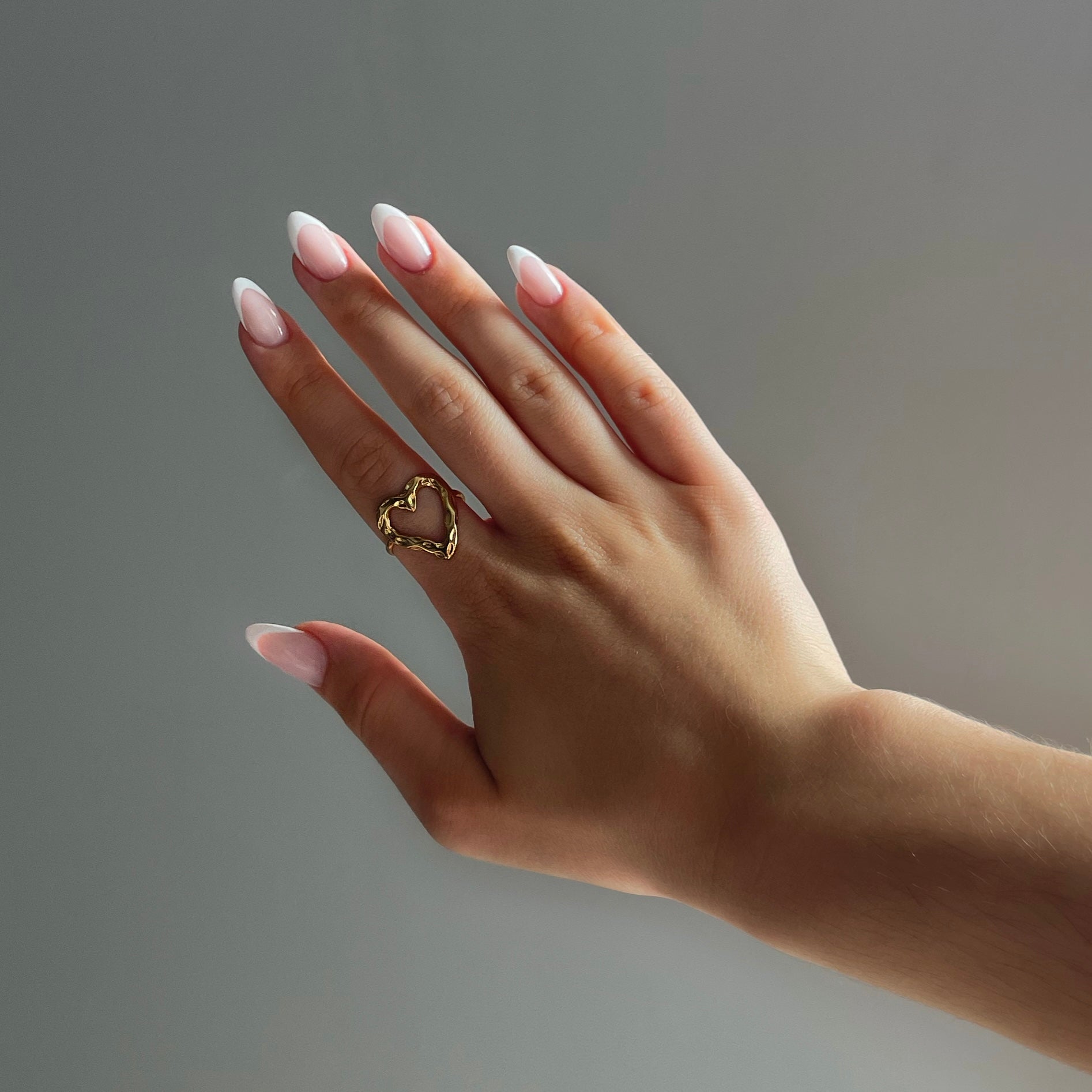 Goldener verstellbarer Herzring – Ein stilvolles Symbol der Liebe
