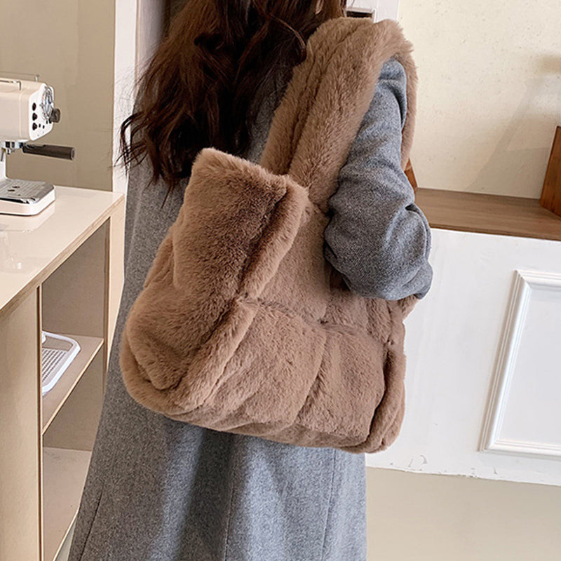 Kuschelige Handtasche | Weiches Kunstfell | Winterlicher Chic