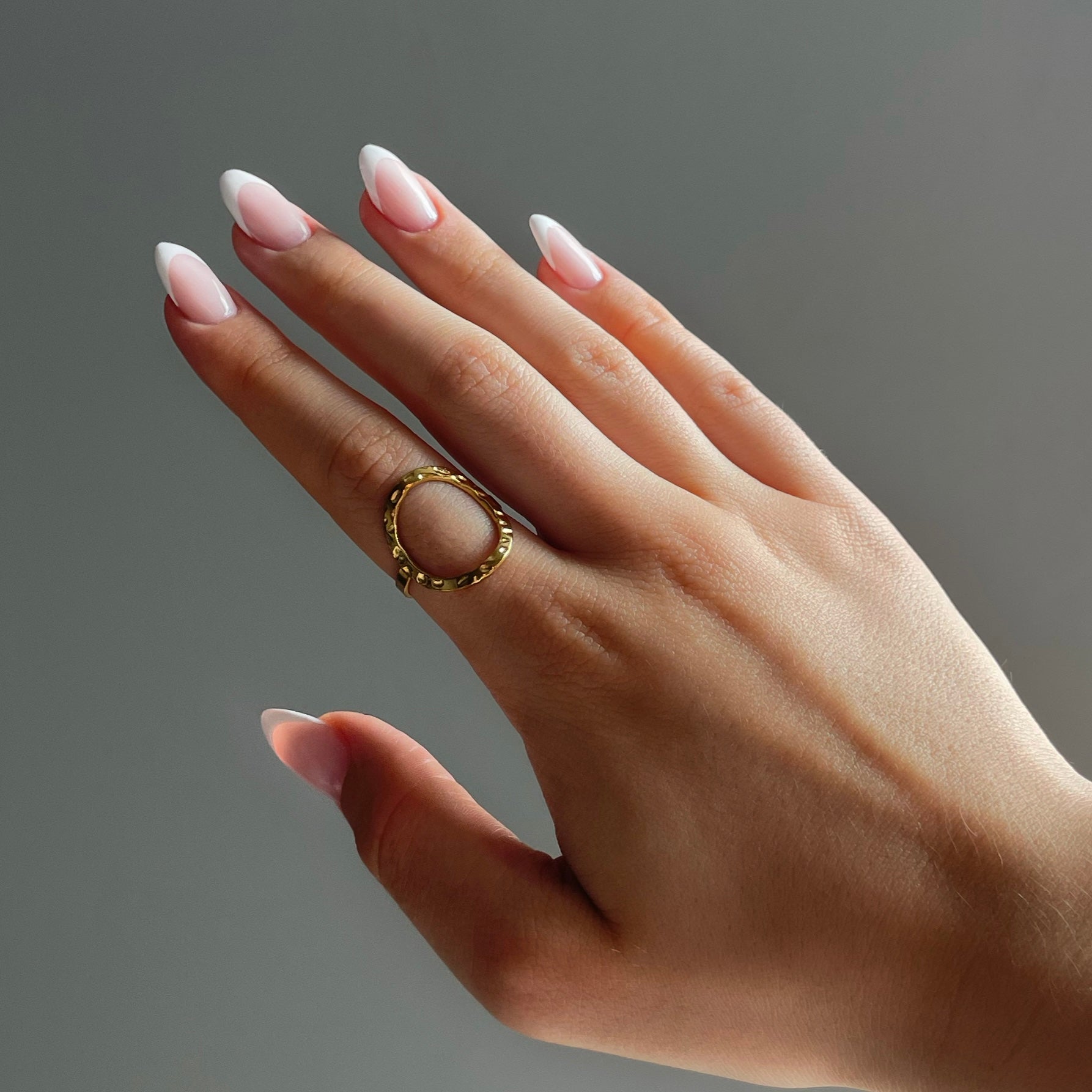 Verstellbarer Goldener Ovalring – Modernes Design mit besonderer Struktur