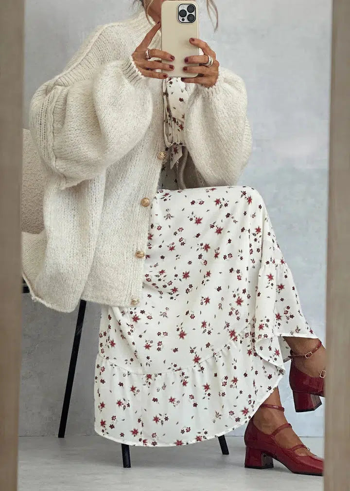 Weißer einfarbiger kragenloser langärmeliger Cardigan
