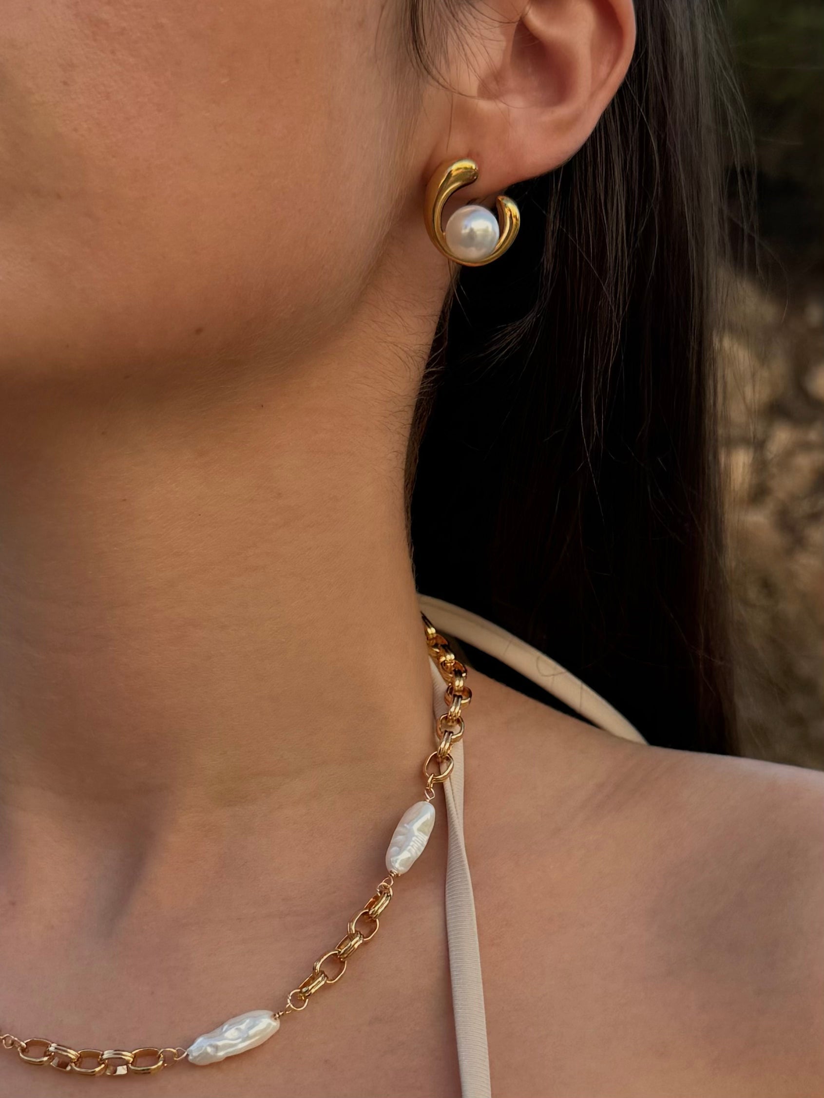 Goldene Ohrringe mit Perlendetails – Elegante Akzente für jeden Anlass