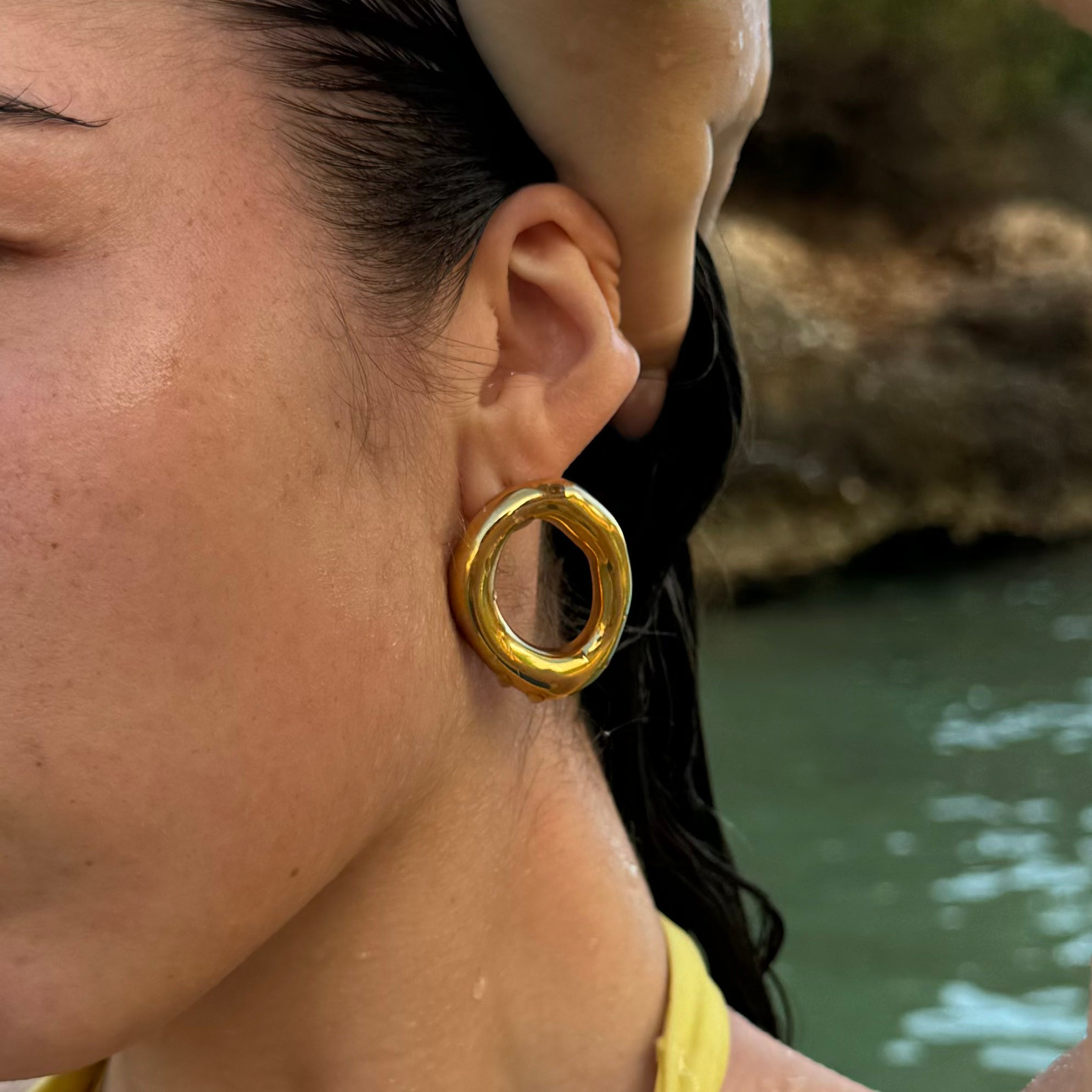 Goldene ovale Ohrringe – Stilvolle Akzente für jeden Look