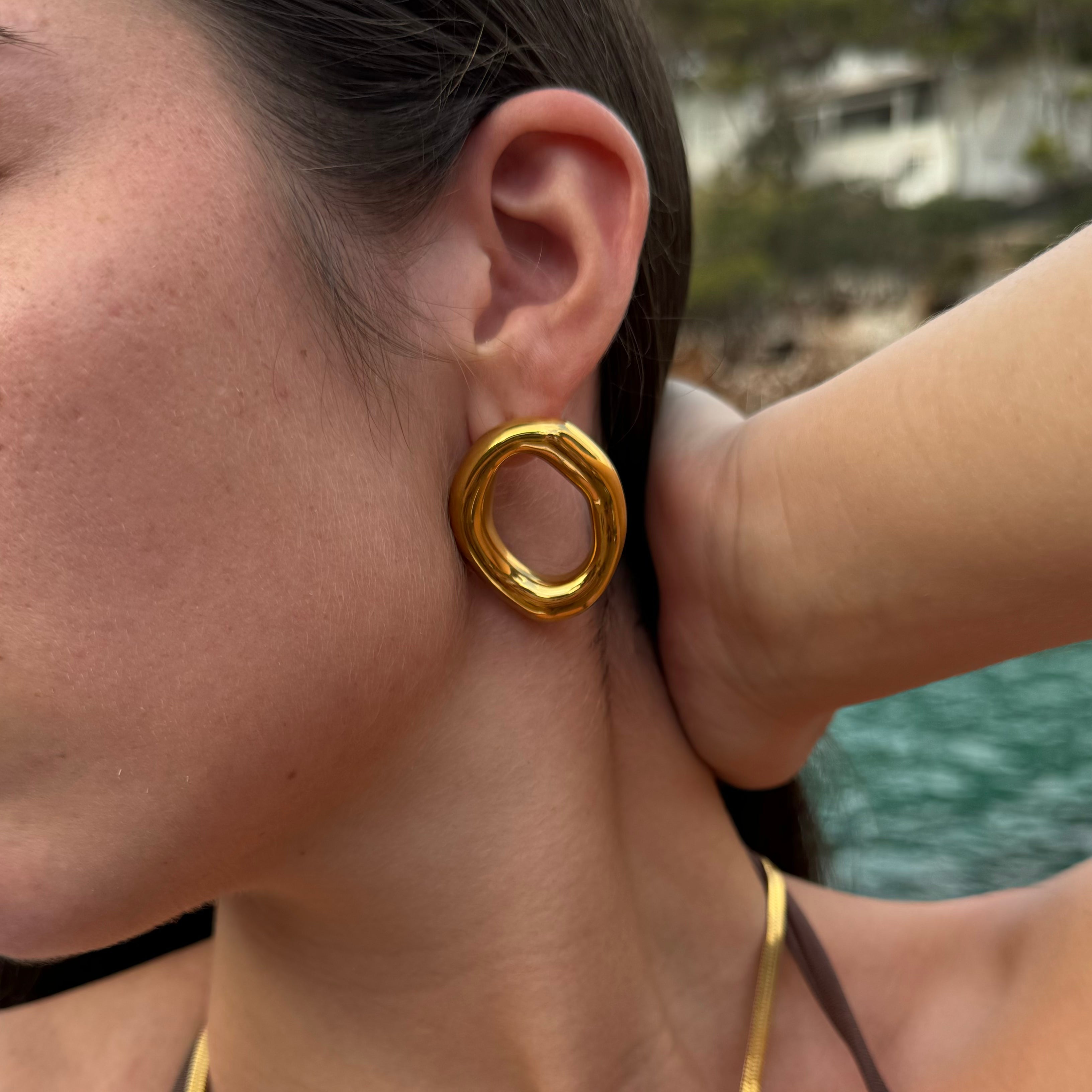 Goldene ovale Ohrringe – Stilvolle Akzente für jeden Look