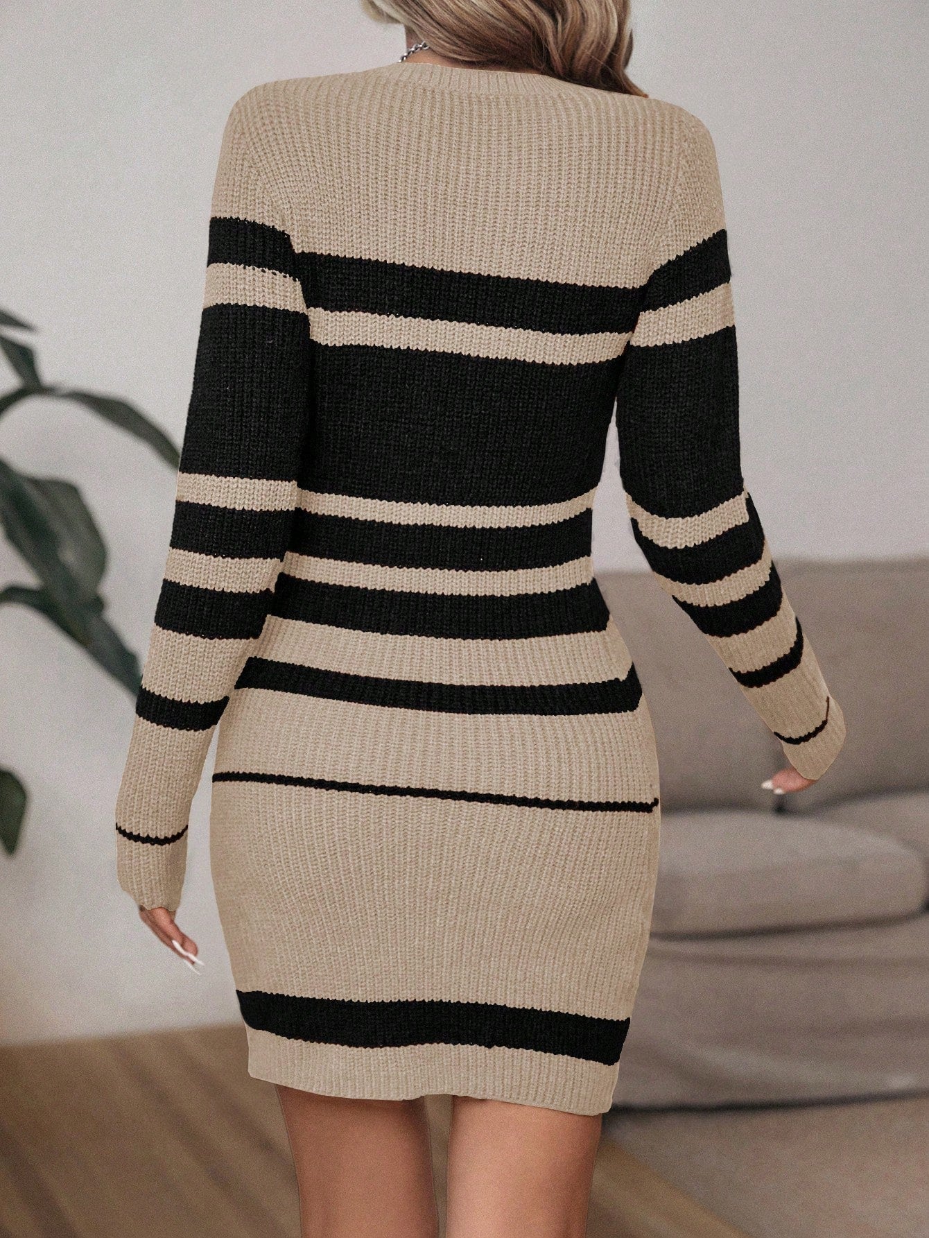 Khakifarbenes Mini-Pulloverkleid mit Rundhalsausschnitt