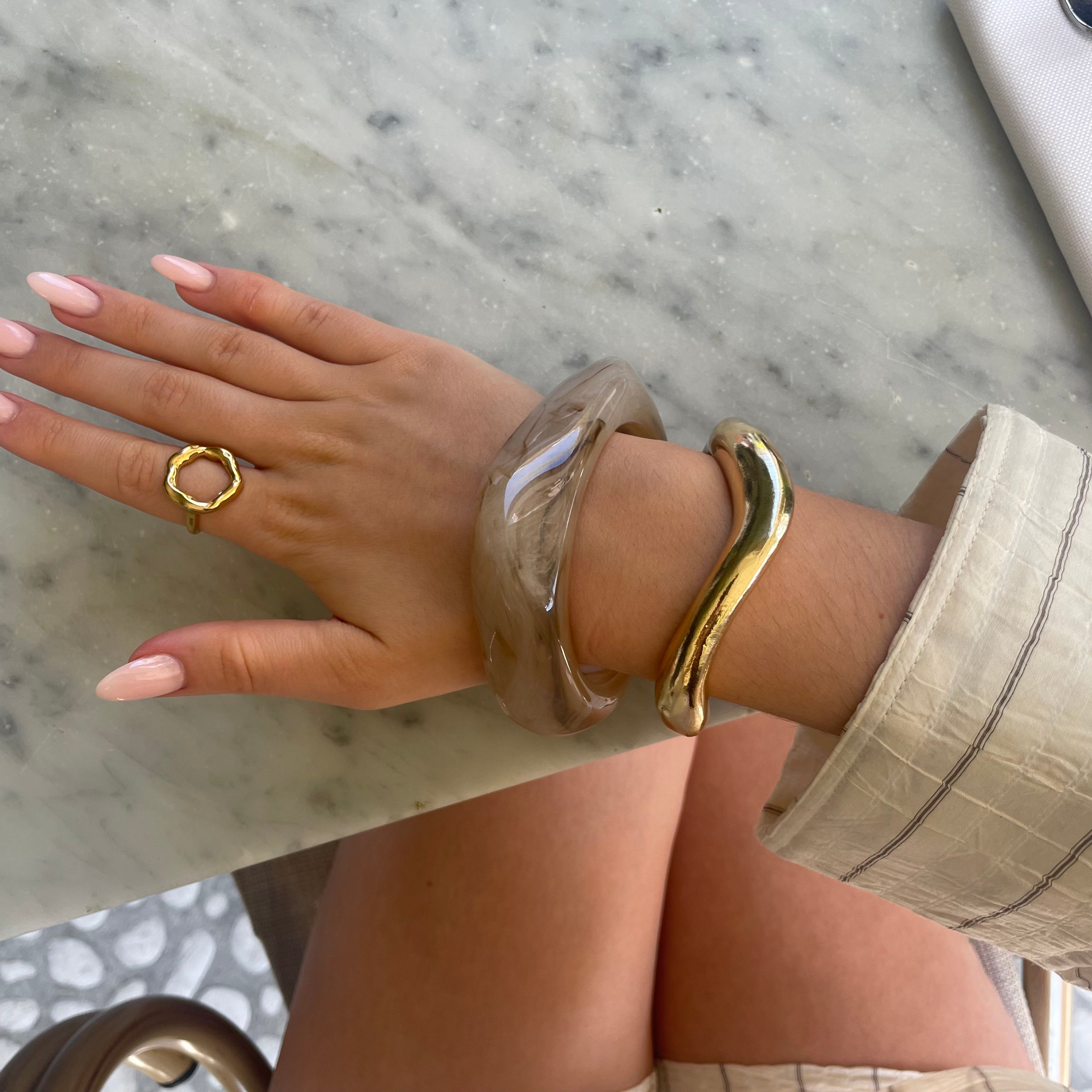 Elegantes Beige Armreif – Stilvolles Accessoire für jeden Anlass
