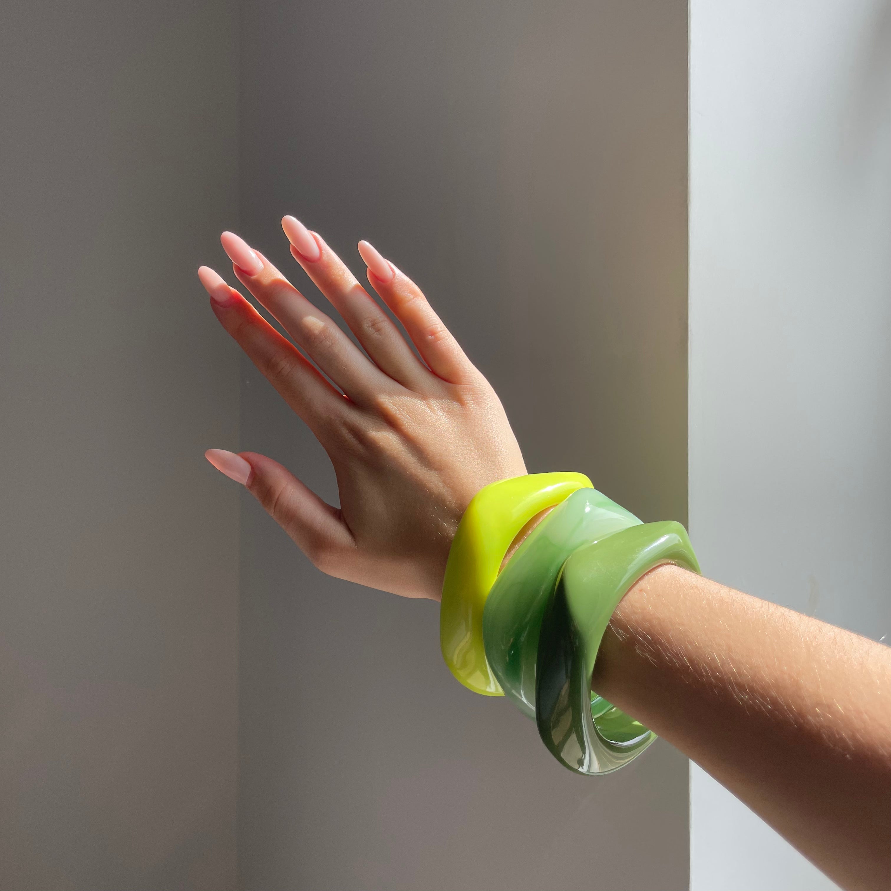 Goldenes Armreif in Avocado-Grün – Ein stilvoller Farbakzent für jeden Look
