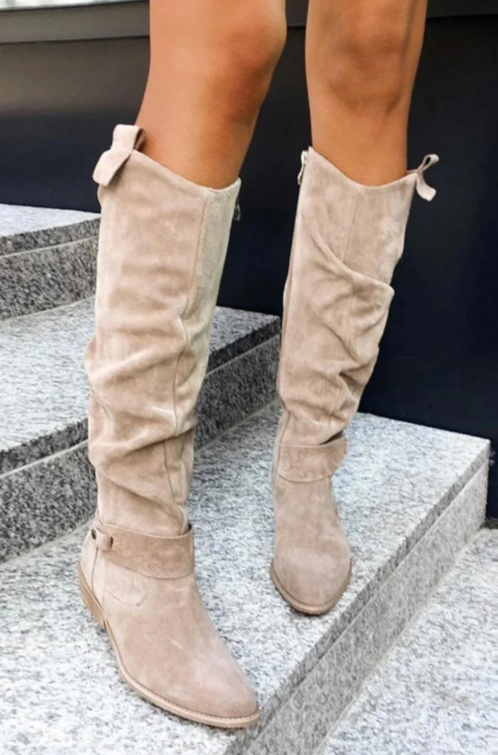 Kniehohe Stiefel mit Seitenreißverschluss