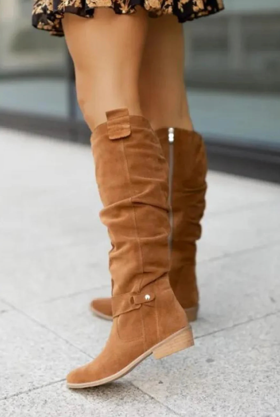 Kniehohe Stiefel mit Seitenreißverschluss