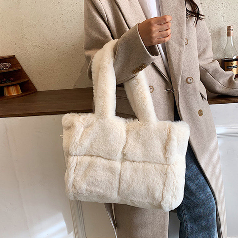 Kuschelige Handtasche | Weiches Kunstfell | Winterlicher Chic