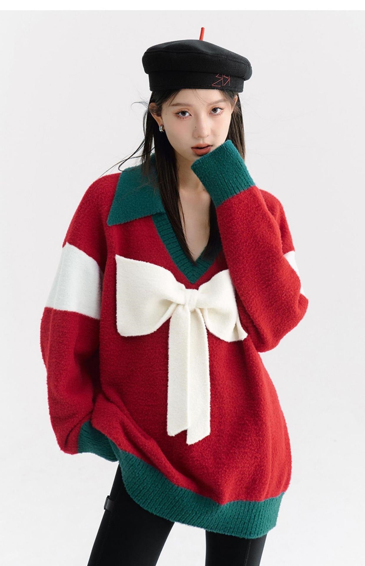 Rote Schleife gestrickte übergroße Weihnachtspullover