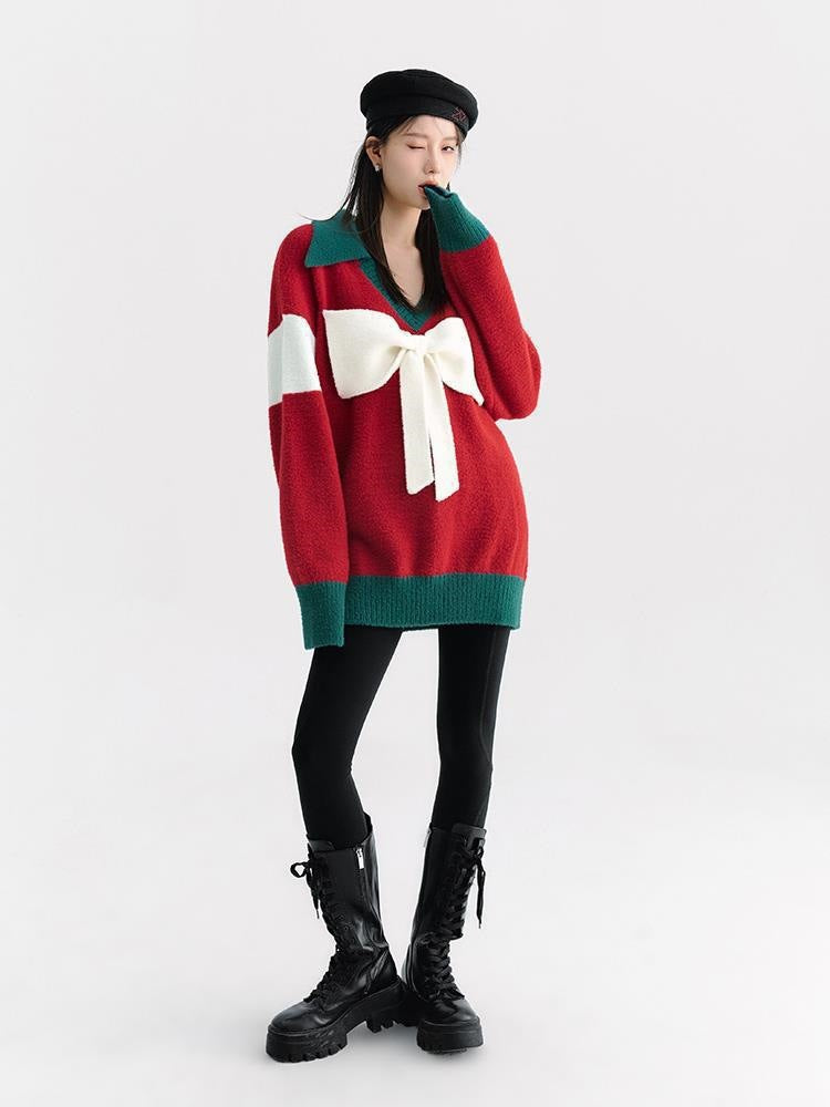 Rote Schleife gestrickte übergroße Weihnachtspullover