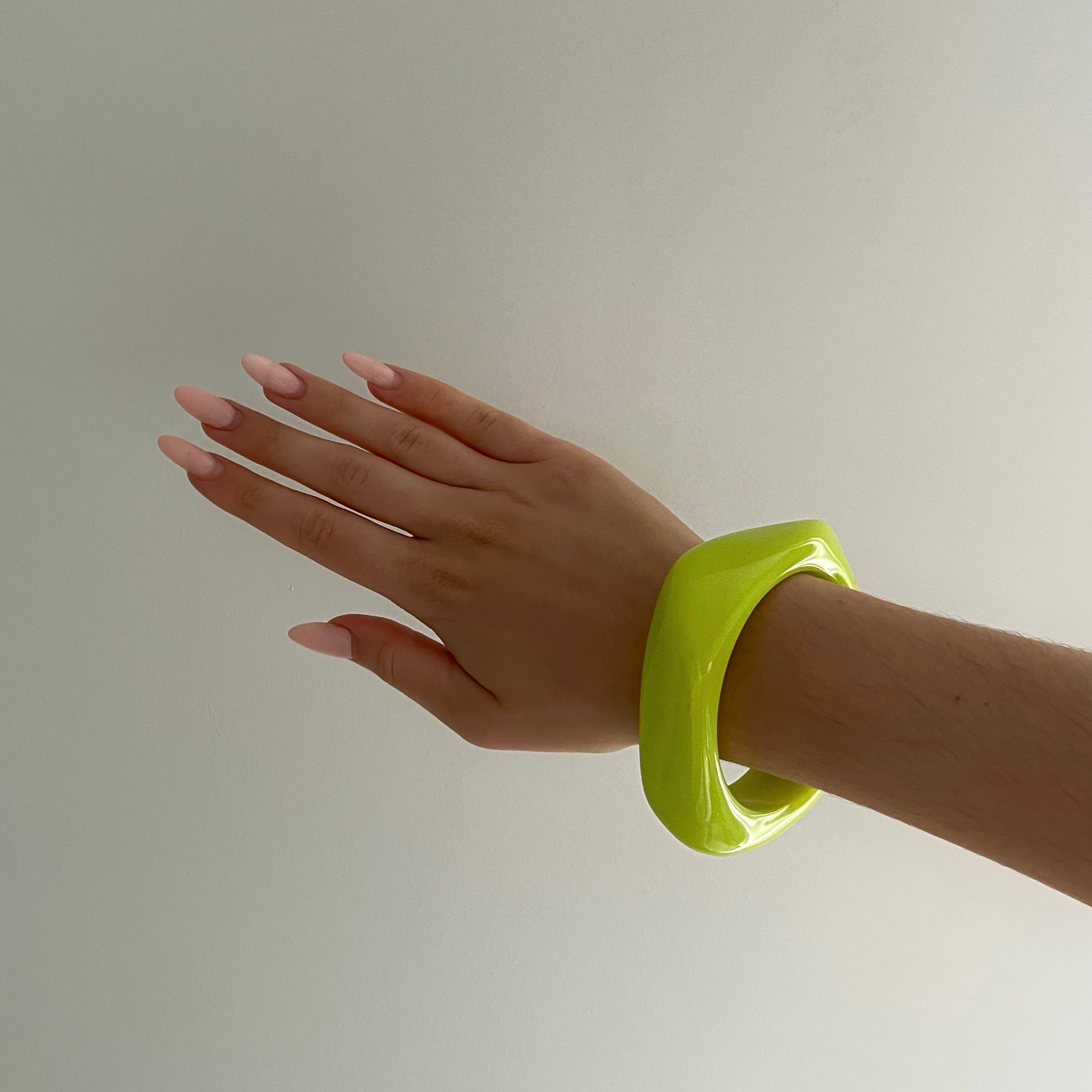 Stilvolles Armreif in Limettengrün – Ein frischer Akzent für deinen Look