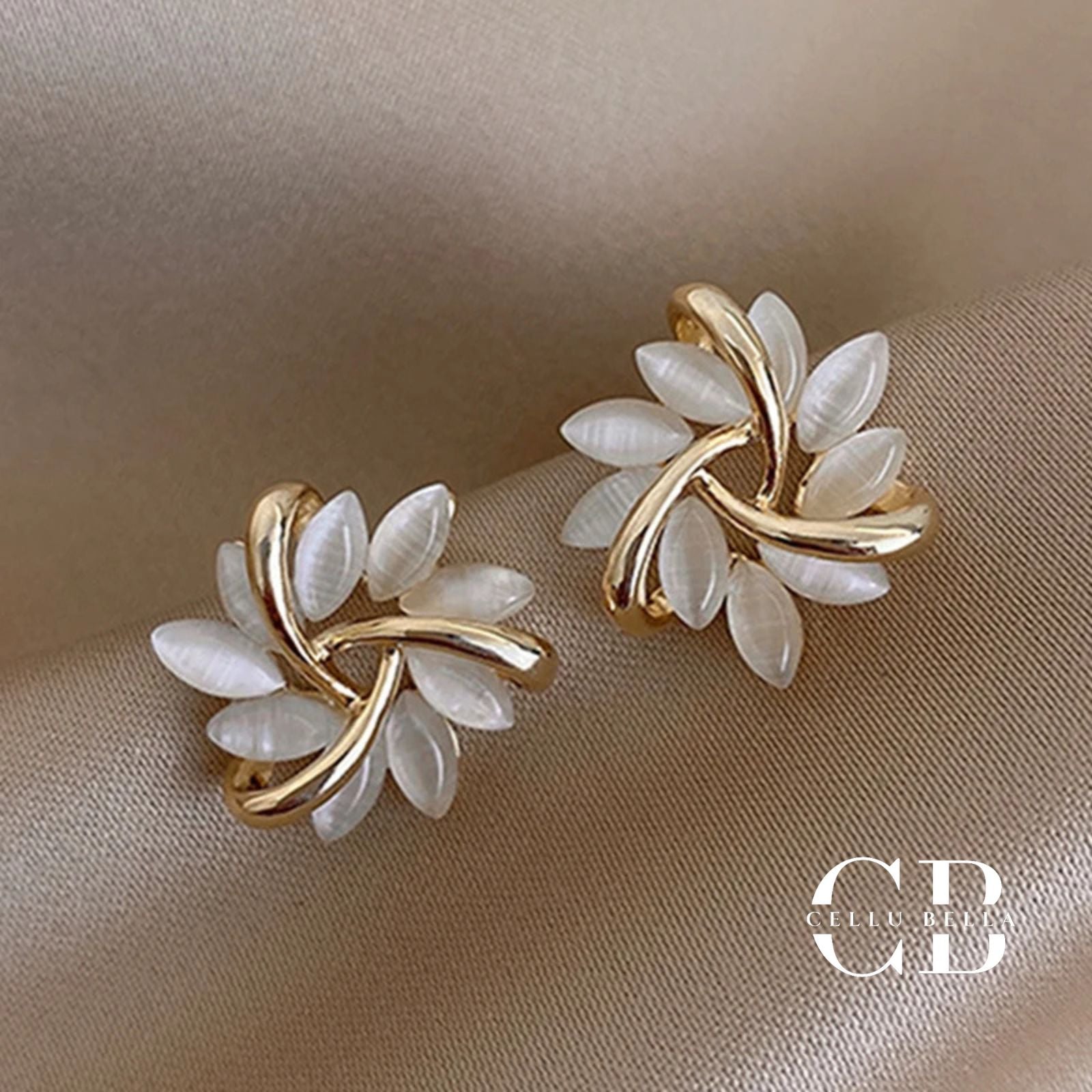 Flora-Ohrringe: Elegante Blatt-Ohrstecker im geometrischen Design