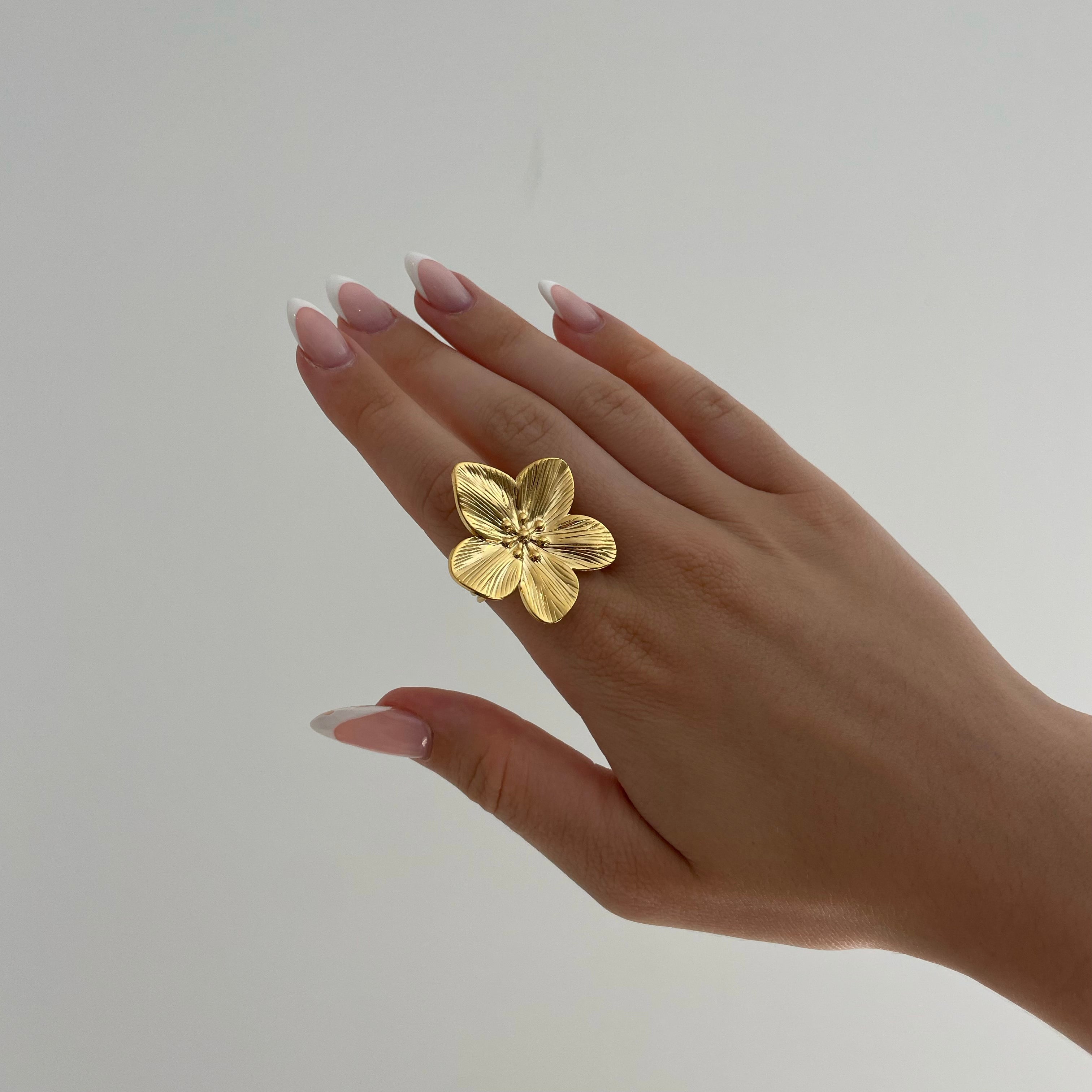 Goldener Blumenring – Ein elegantes Accessoire mit natürlicher Note