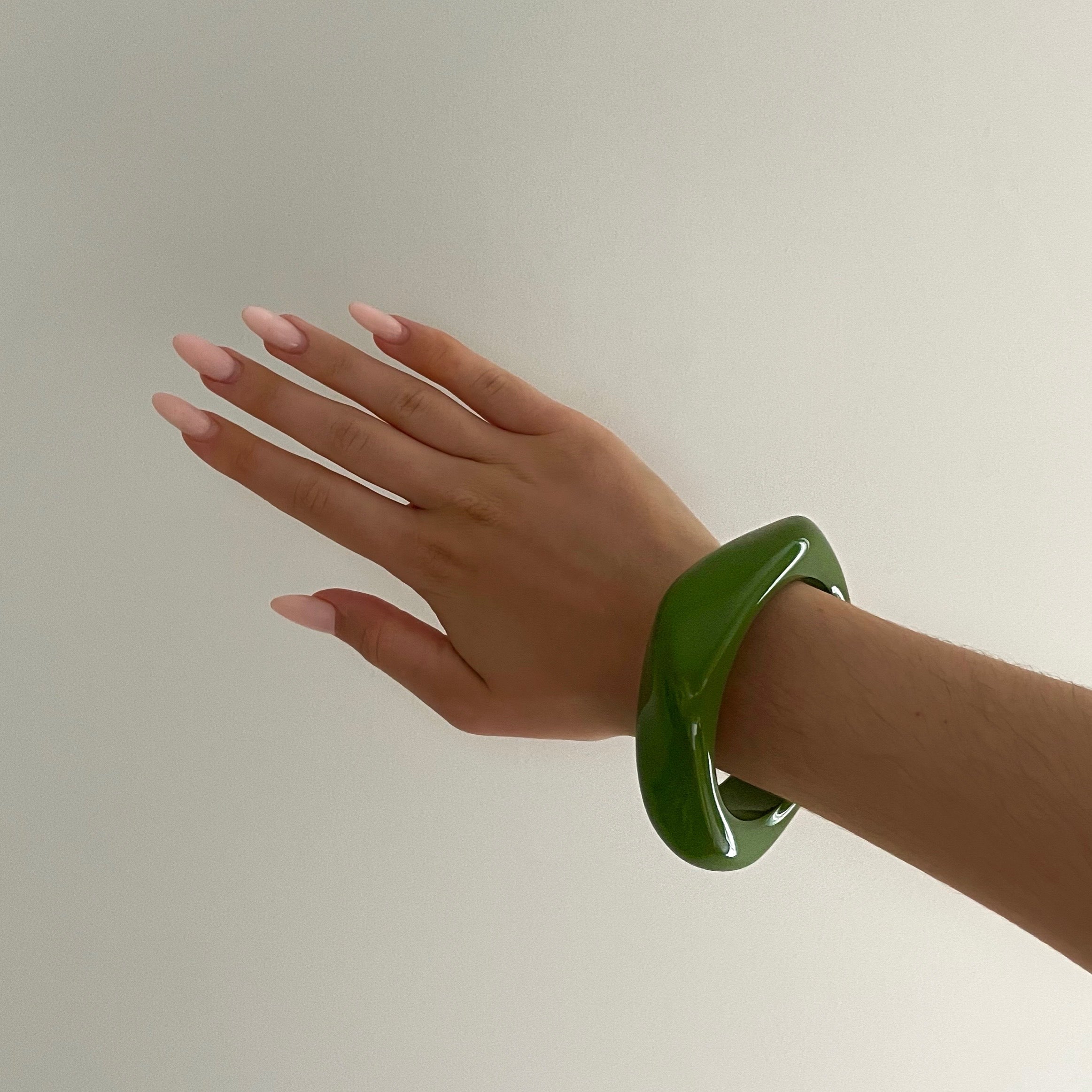 Goldenes Armreif in Avocado-Grün – Ein stilvoller Farbakzent für jeden Look