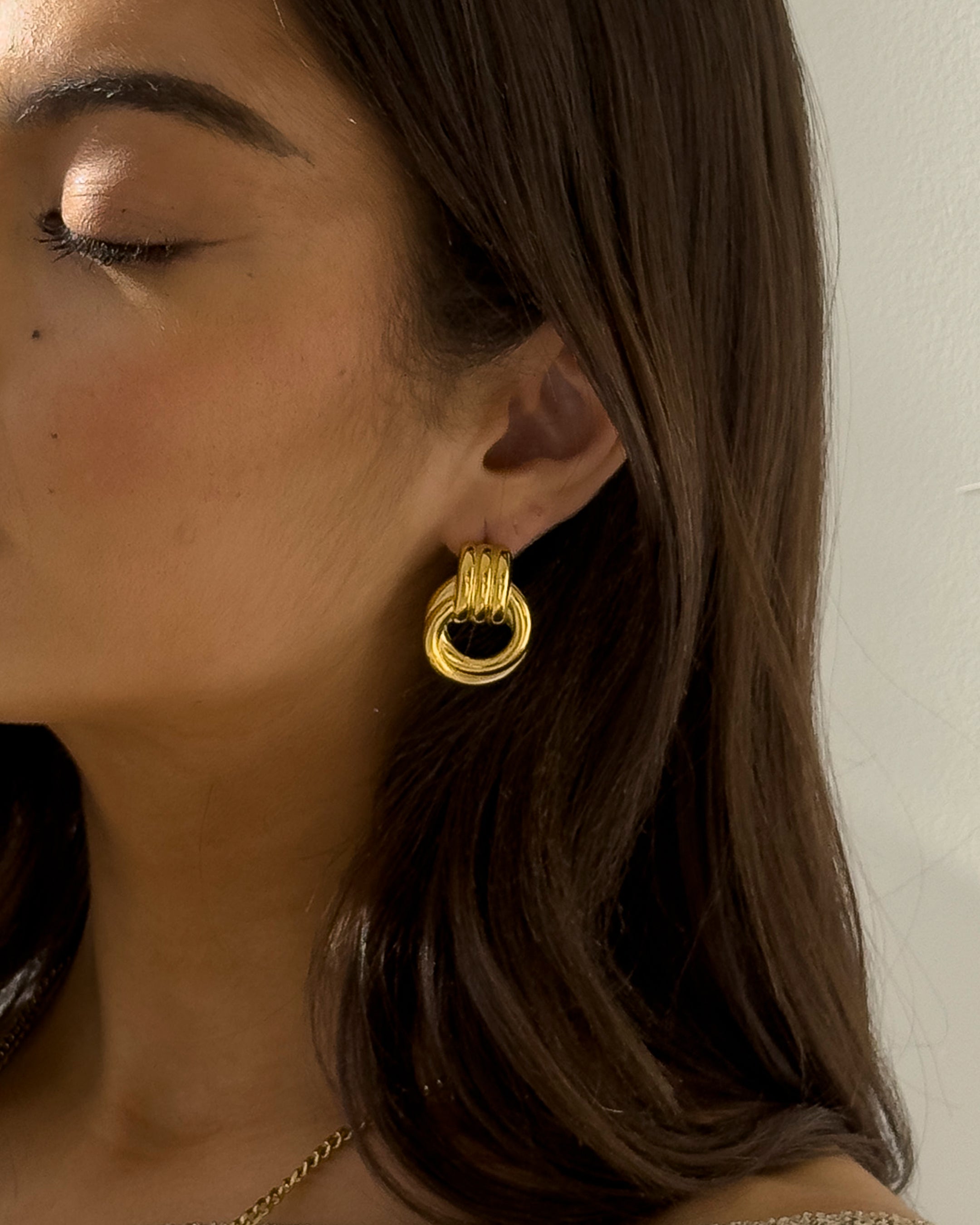 Goldene Doppelknopf-Ohrringe – Zeitlose Eleganz für jeden Anlass
