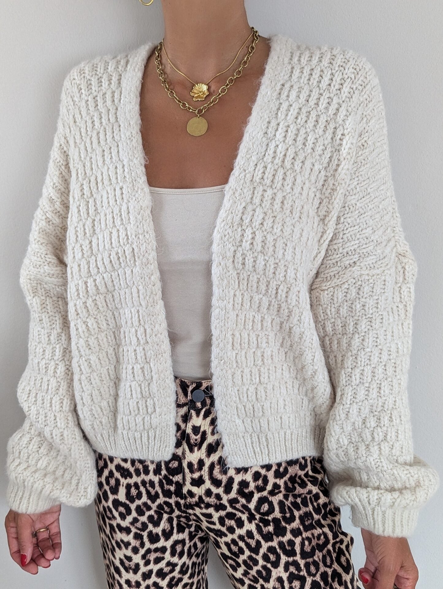 Weiße einfarbige kragenlose Strickjacke