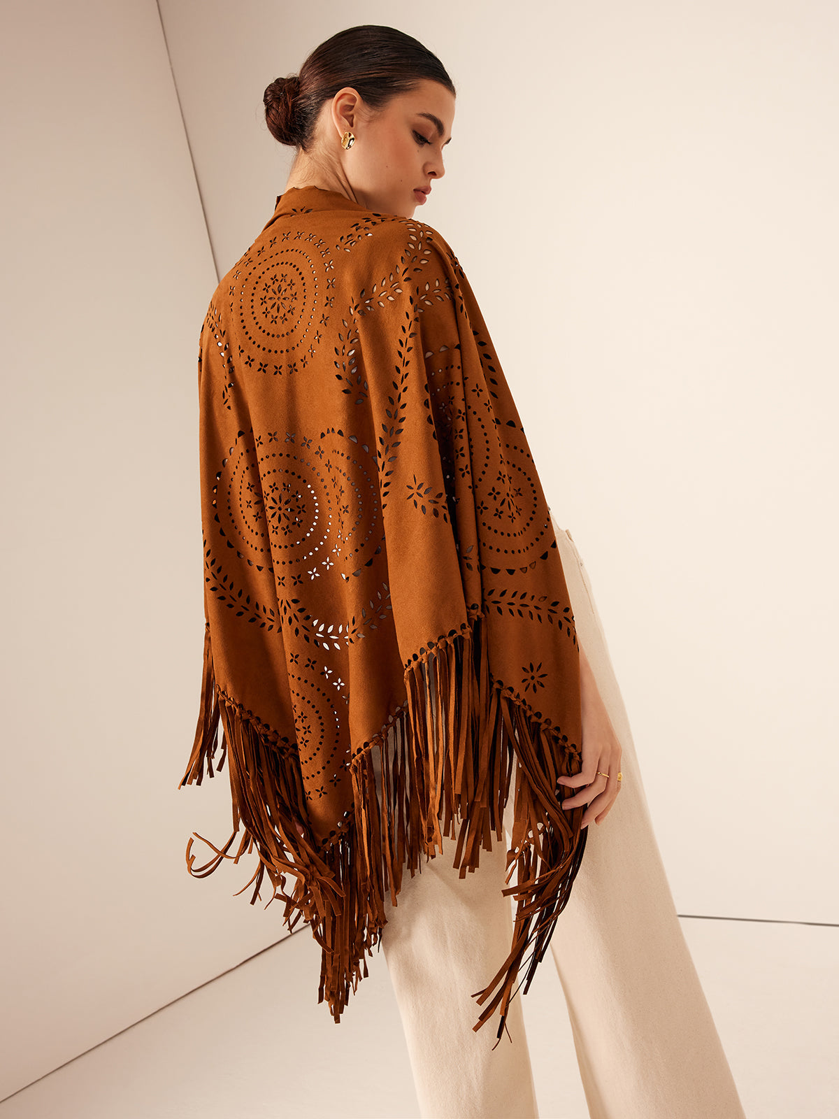Belinda | Boho-Schal mit Quasten und Hohlloch-Design