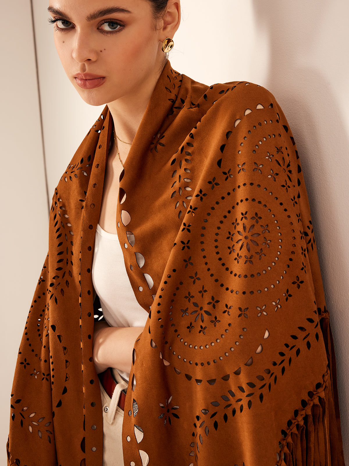 Belinda | Boho-Schal mit Quasten und Hohlloch-Design