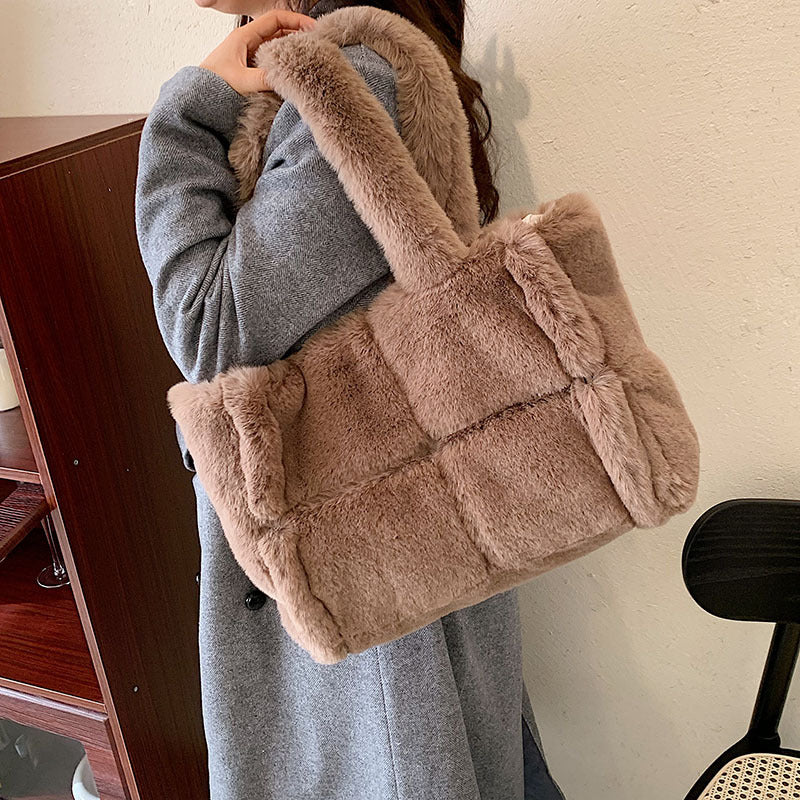 Kuschelige Handtasche | Weiches Kunstfell | Winterlicher Chic