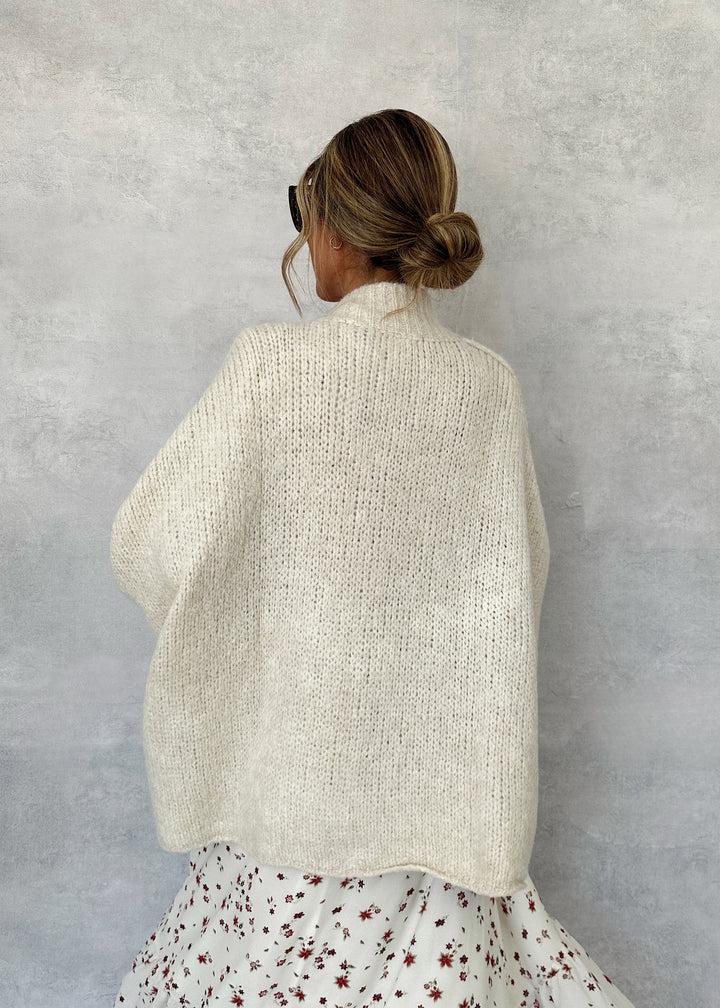 Weißer einfarbiger kragenloser langärmeliger Cardigan