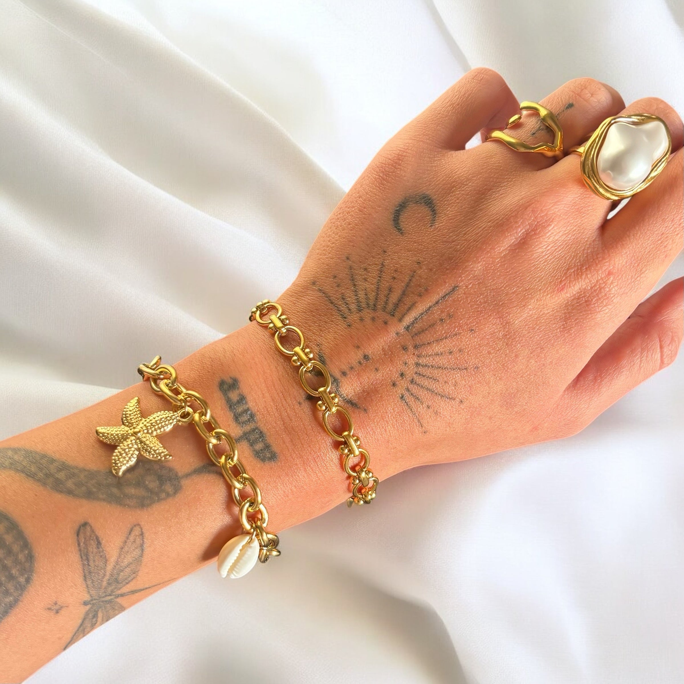 Goldenes Armband mit Perlenakzenten – Elegant & Feminin