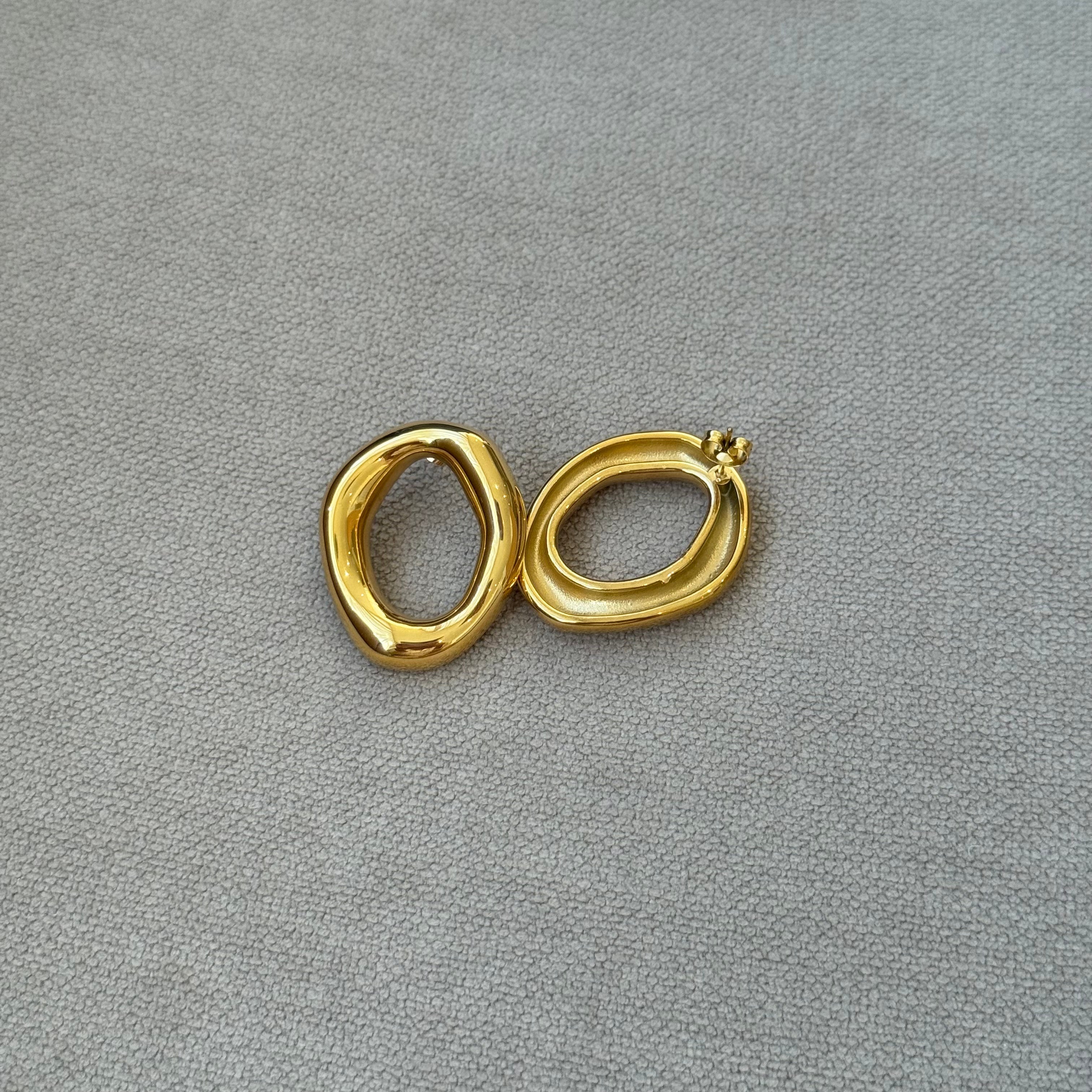 Goldene ovale Ohrringe – Stilvolle Akzente für jeden Look