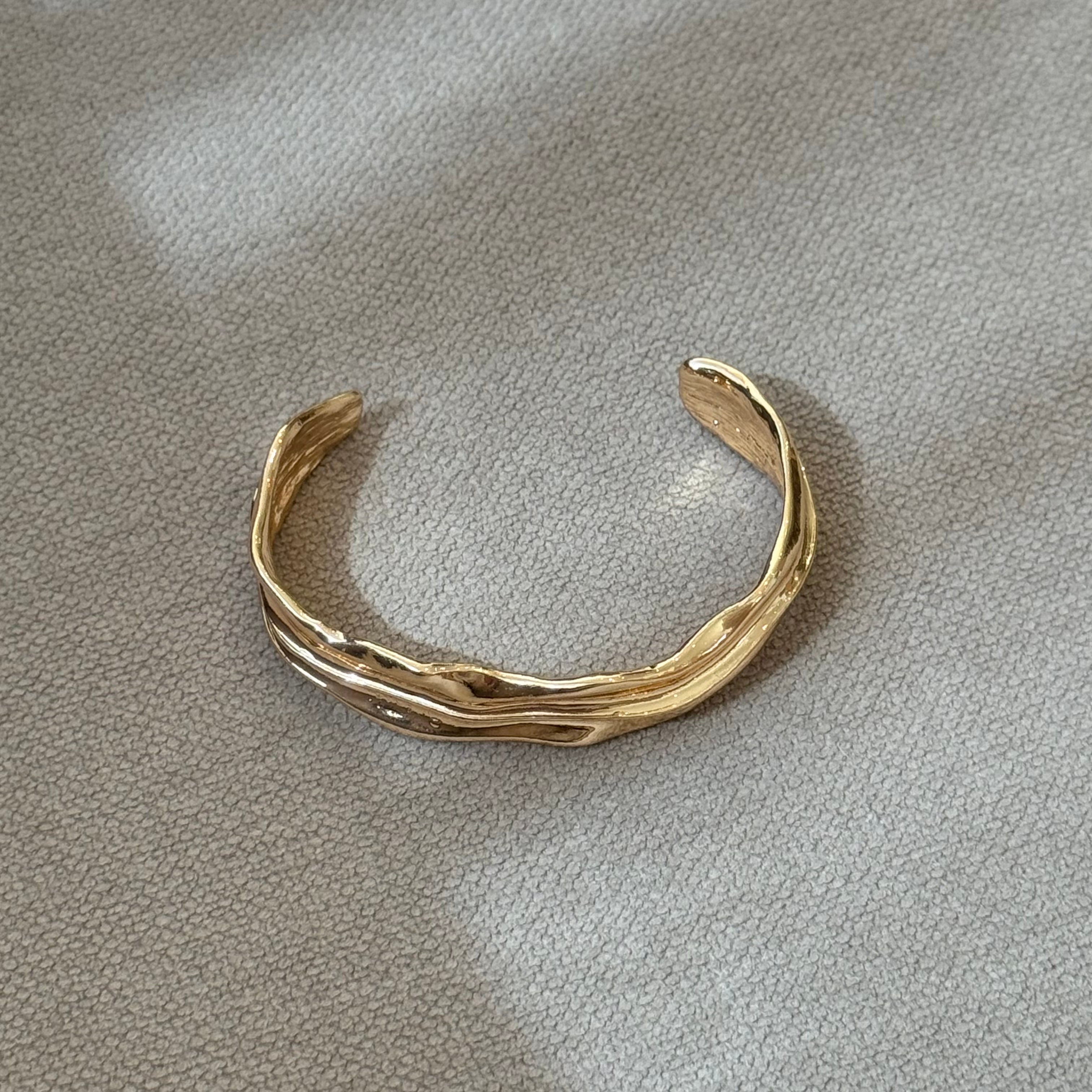 Goldenes Offenes Armband – Zeitlose Eleganz mit strukturiertem Design
