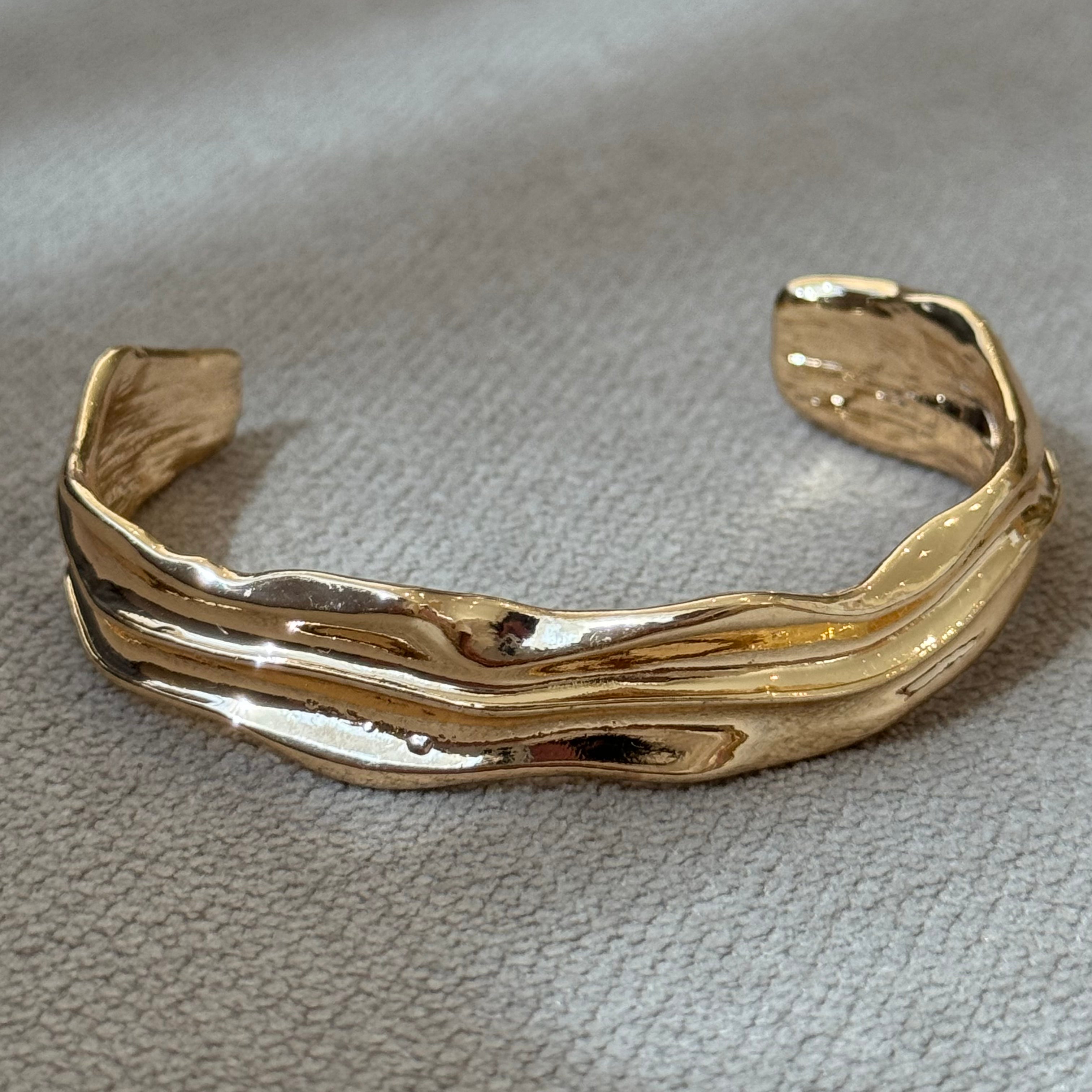Goldenes Offenes Armband – Zeitlose Eleganz mit strukturiertem Design
