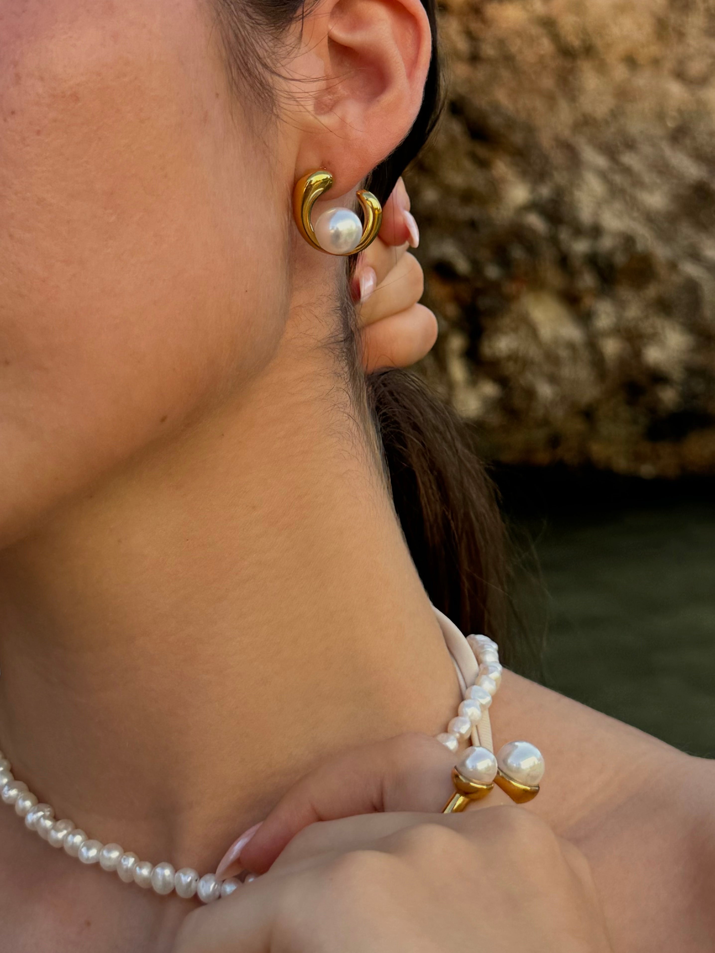 Goldene Ohrringe mit Perlendetails – Elegante Akzente für jeden Anlass