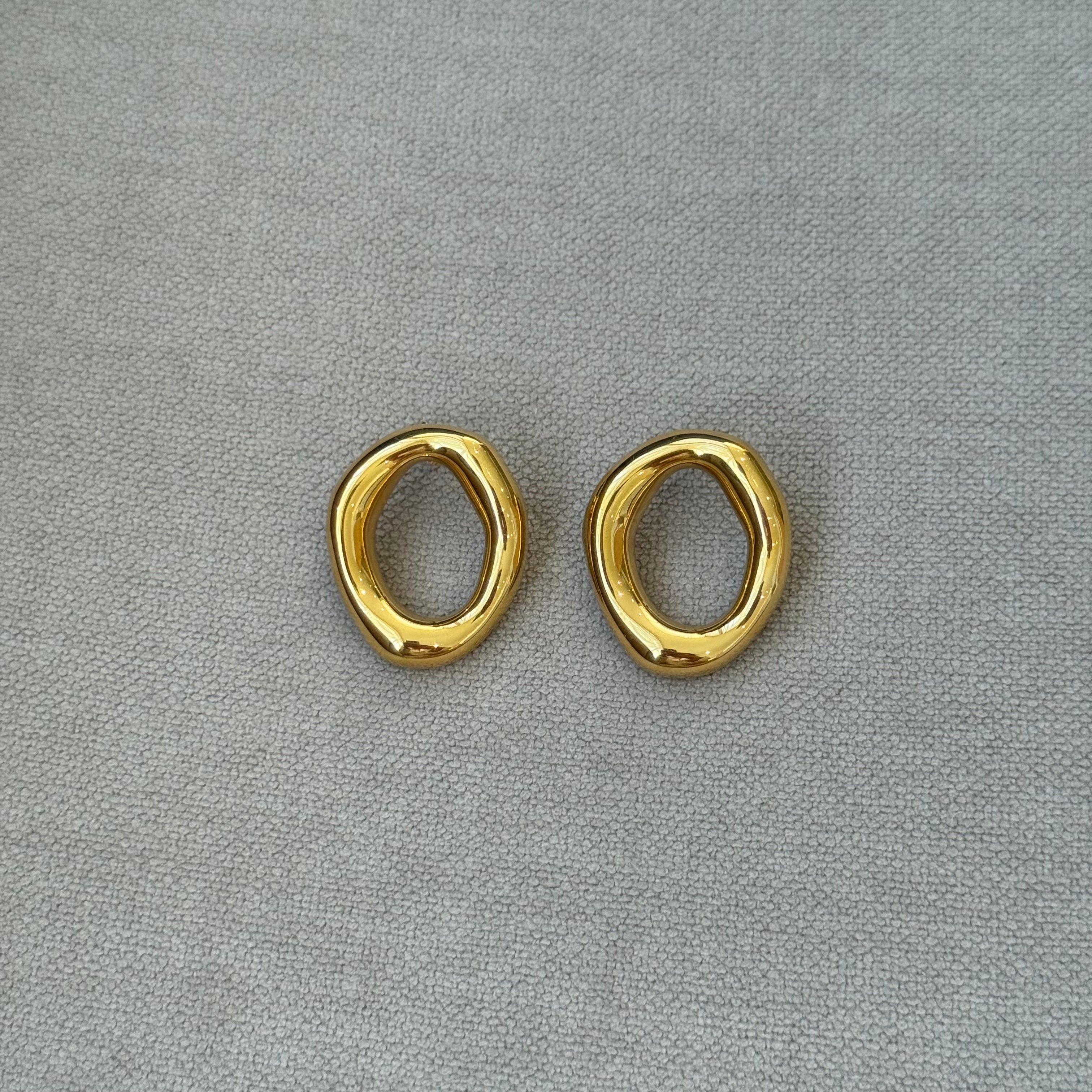 Goldene ovale Ohrringe – Stilvolle Akzente für jeden Look