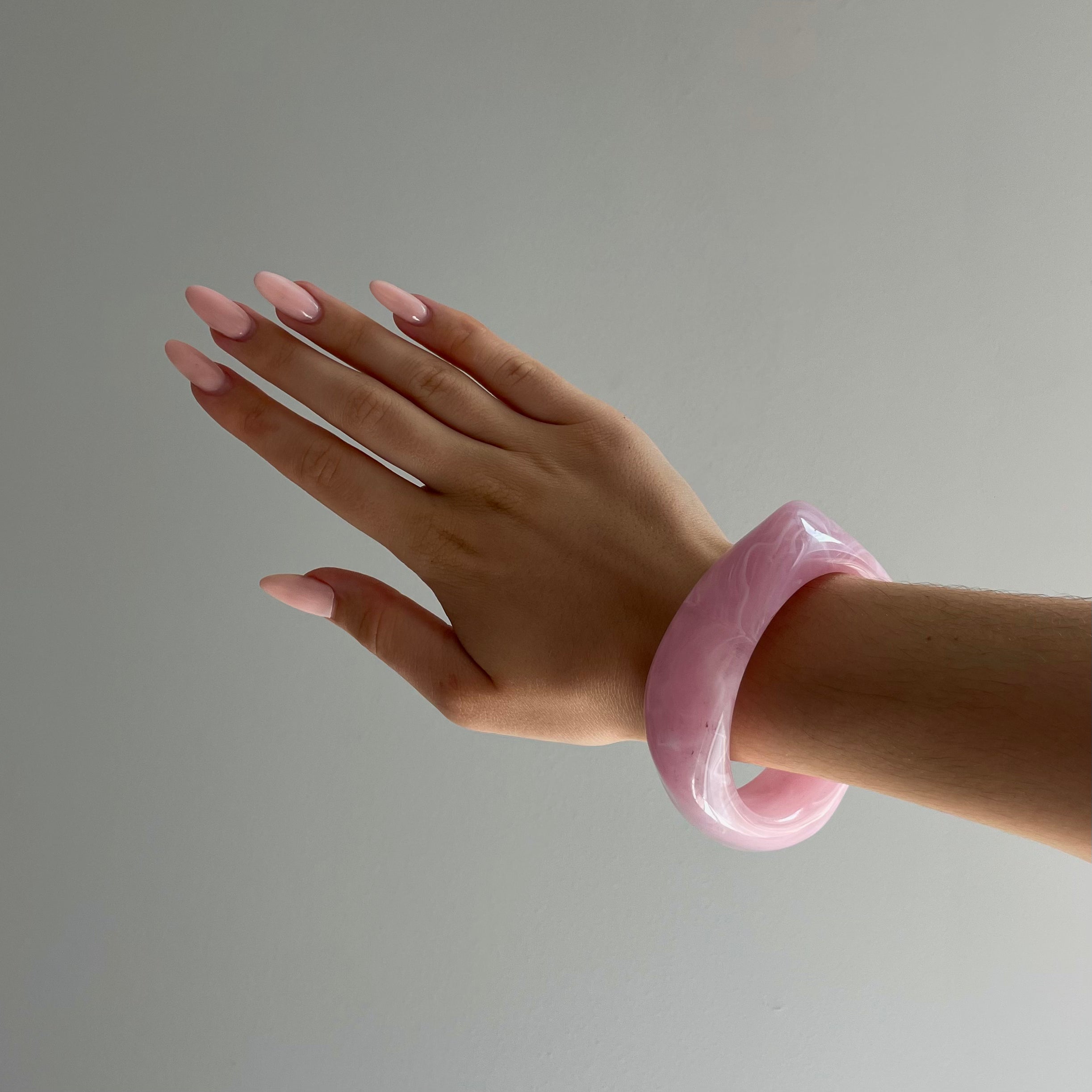 Elegantes Rosa Armreif – Stilvolles Accessoire für jeden Anlass