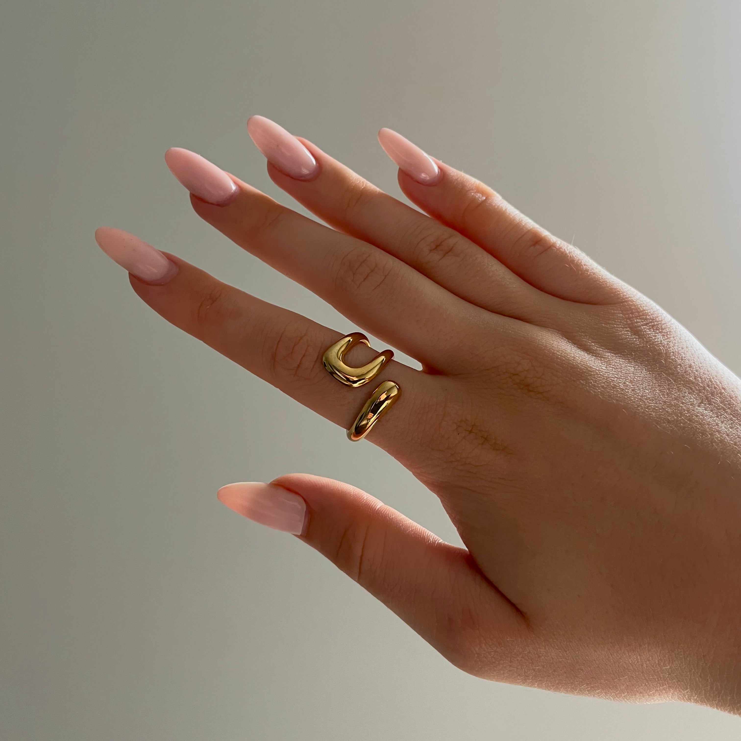 Skulpturaler Goldring – Ein modernes Highlight für deinen Look