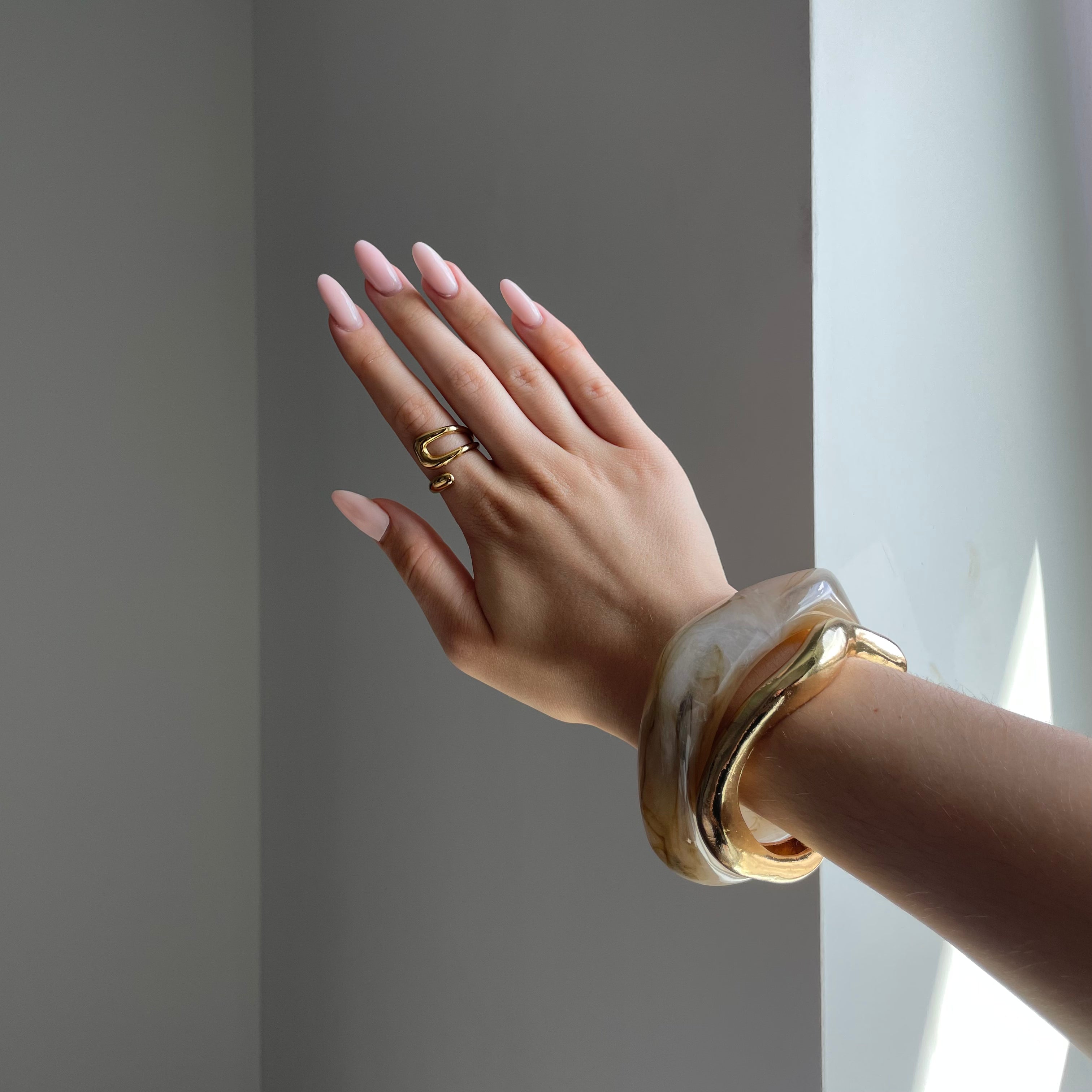 Elegantes Beige Armreif – Stilvolles Accessoire für jeden Anlass