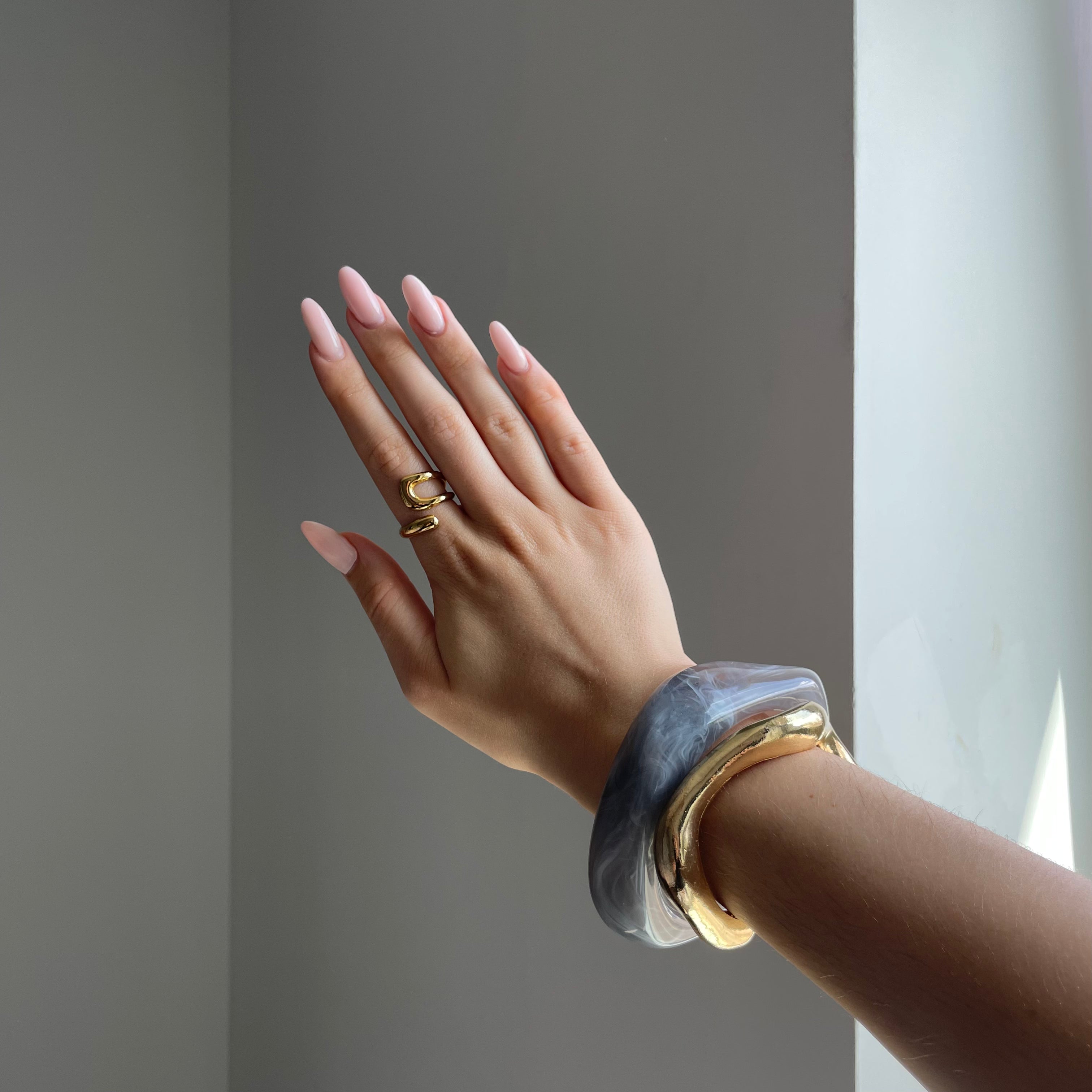 Skulpturaler Goldring – Ein modernes Highlight für deinen Look