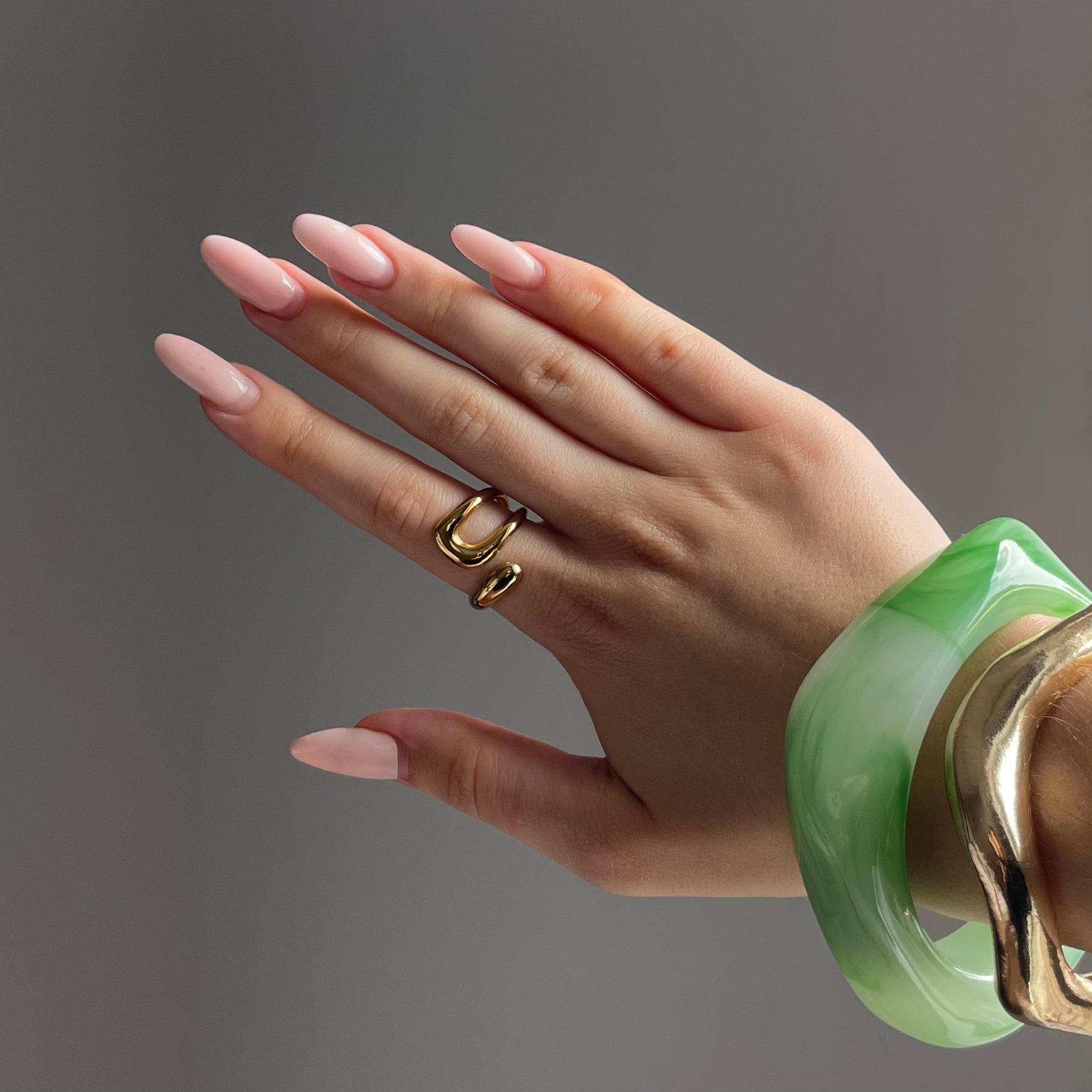 Skulpturaler Goldring – Ein modernes Highlight für deinen Look