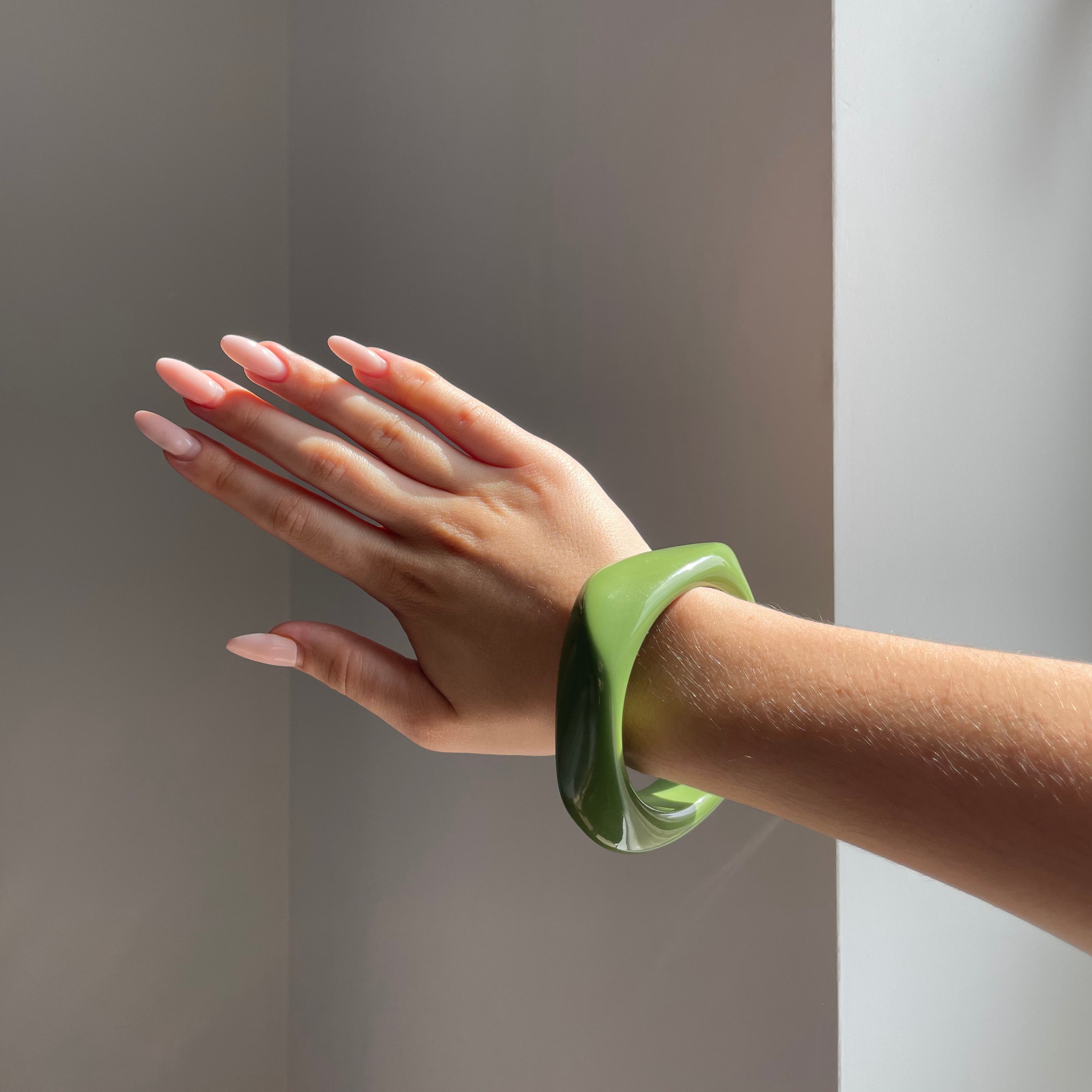 Goldenes Armreif in Avocado-Grün – Ein stilvoller Farbakzent für jeden Look