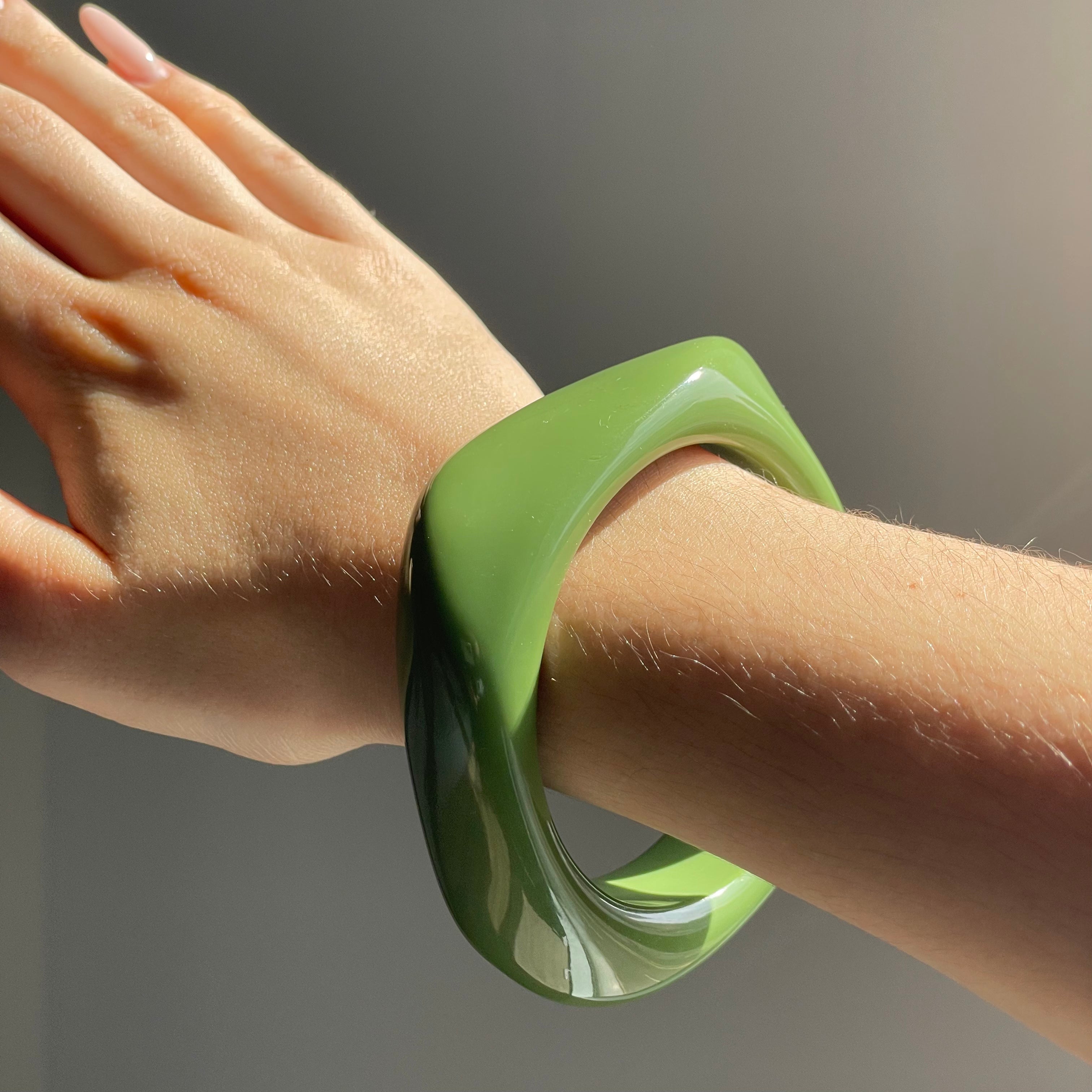 Goldenes Armreif in Avocado-Grün – Ein stilvoller Farbakzent für jeden Look