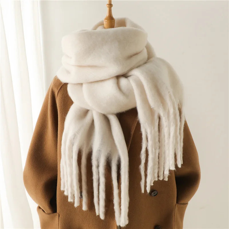 Warmer Schal mit langen Quasten
